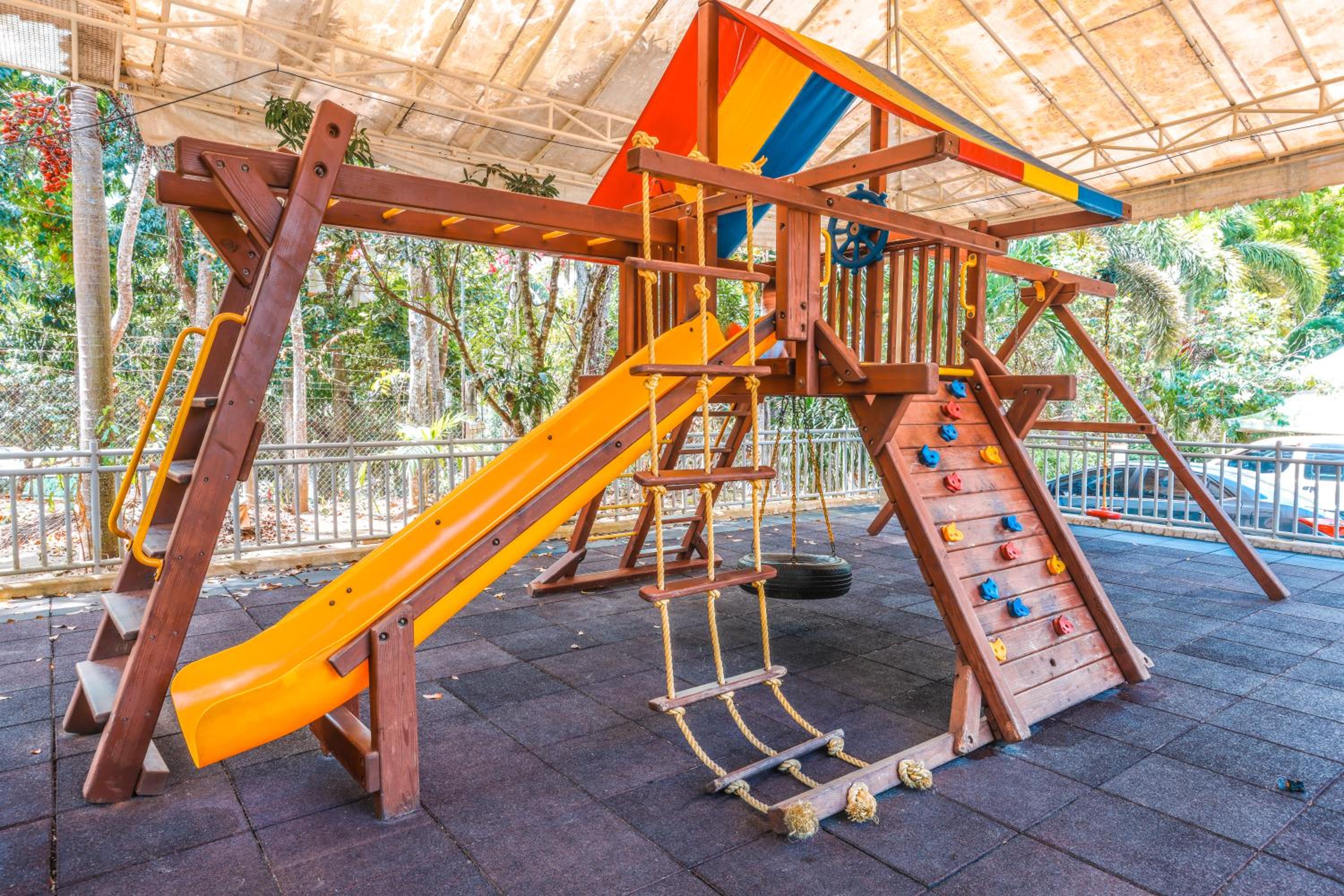 Noni's Resort