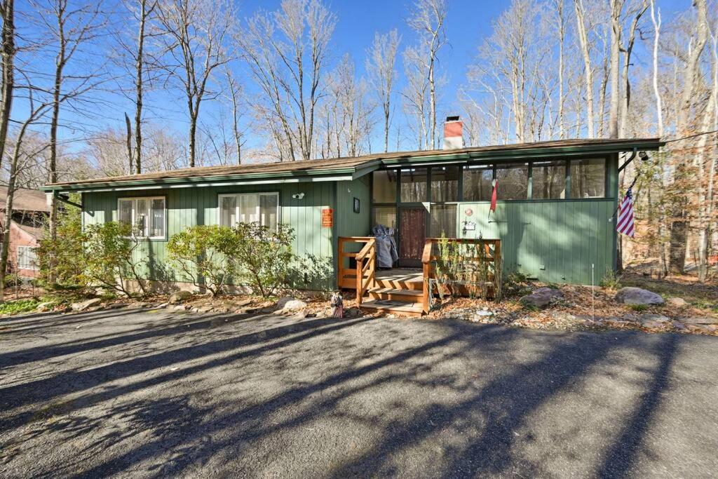 Hotel Pocono Pines, Lake Naomi 4 bedrooms, 2 full bath - Image 1