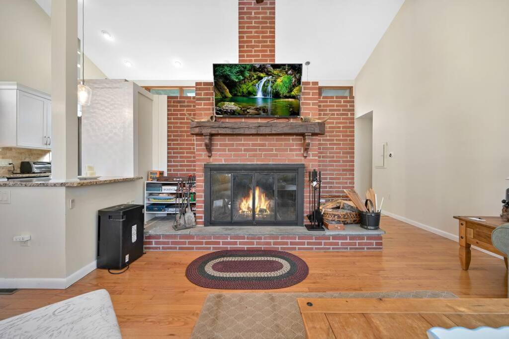 Pocono Pines, Lake Naomi 4 bedrooms, 2 full bath