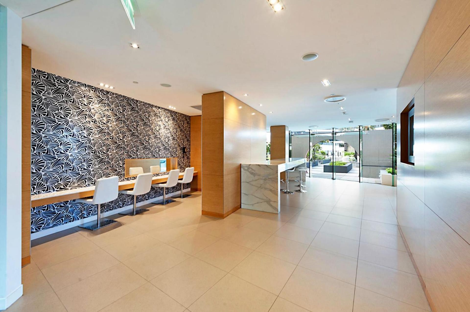 Oracle Broadbeach Wonderful Modern 2 Bed 1 Bath Apartment - CoastHM