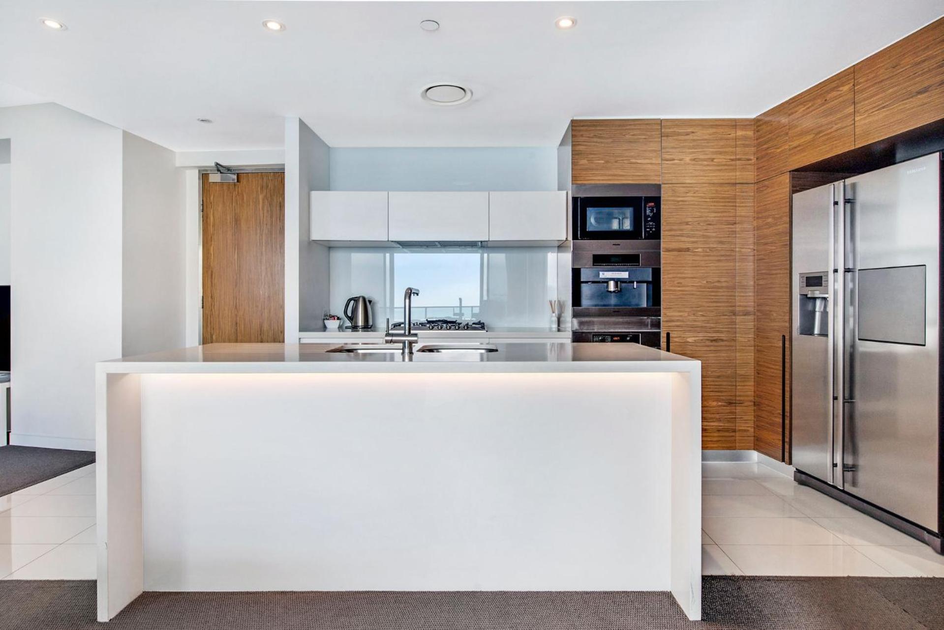 Oracle Broadbeach Wonderful Modern 2 Bed 1 Bath Apartment - CoastHM