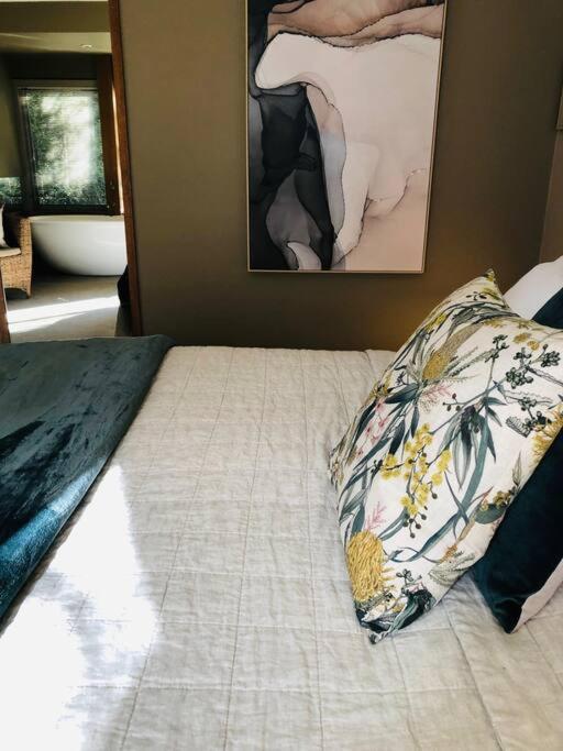 Hepburn hideaway studio