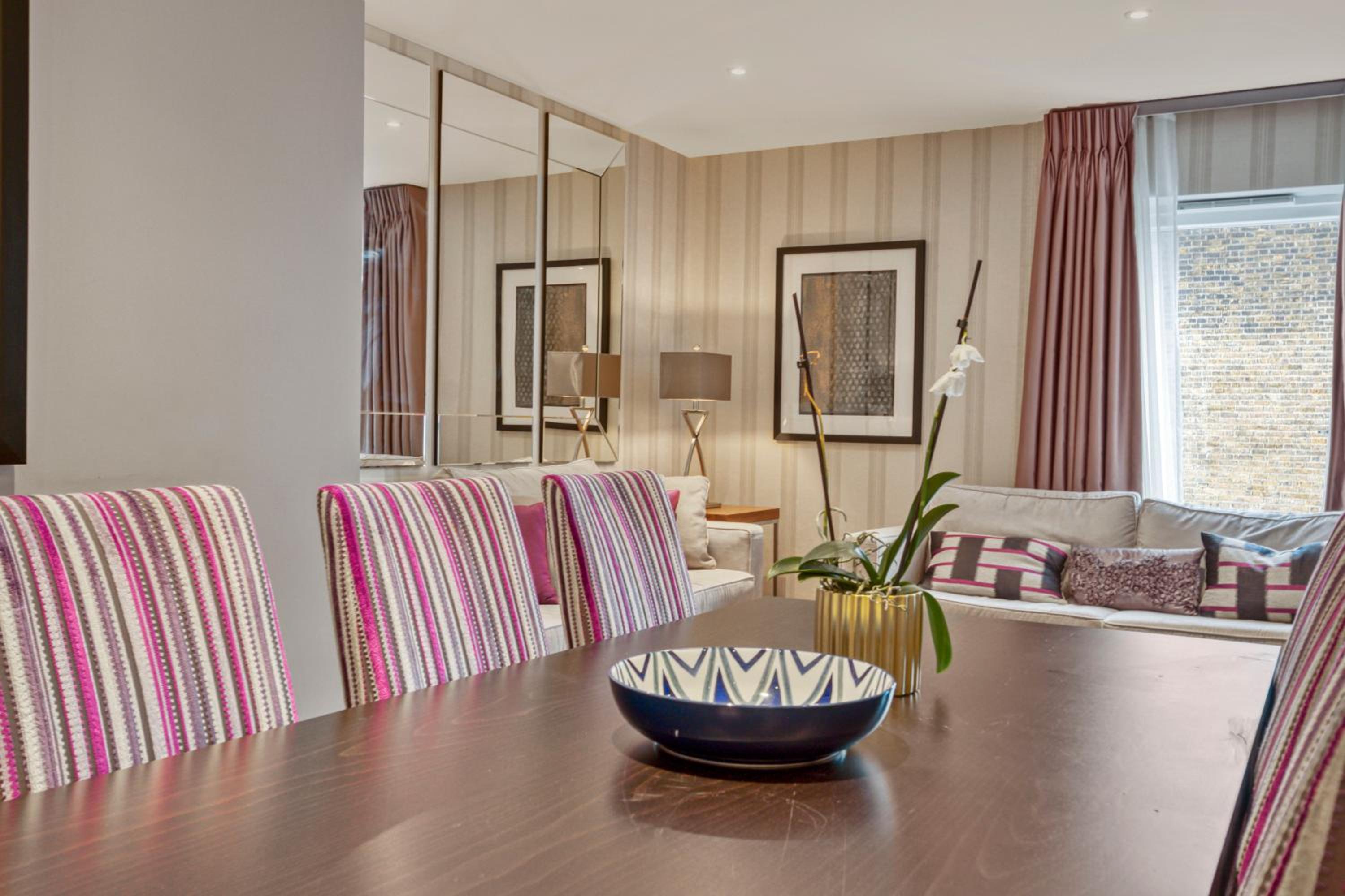 Modern 2 bedroom & 2 bathroom apartment in Fulham