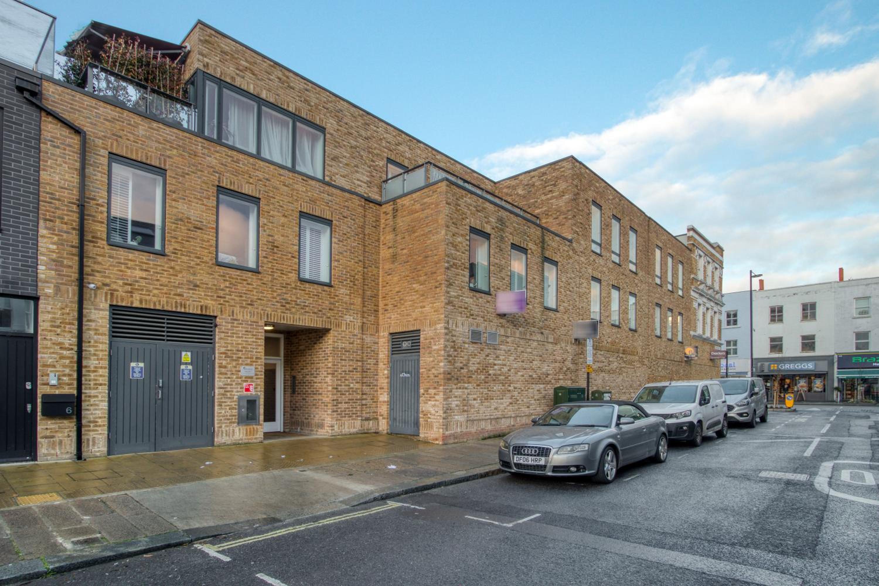 Modern 2 bedroom & 2 bathroom apartment in Fulham