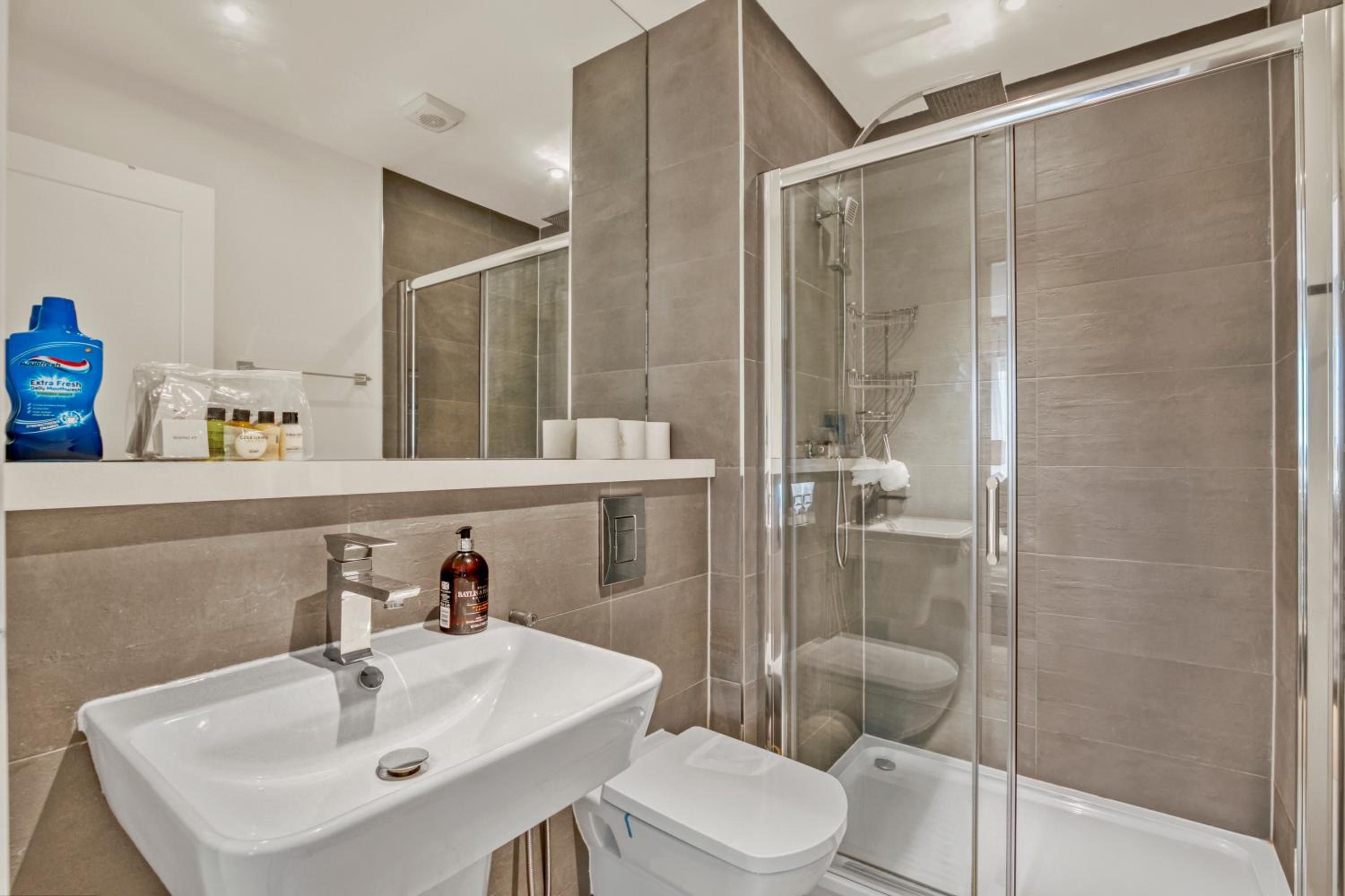 Modern 2 bedroom & 2 bathroom apartment in Fulham