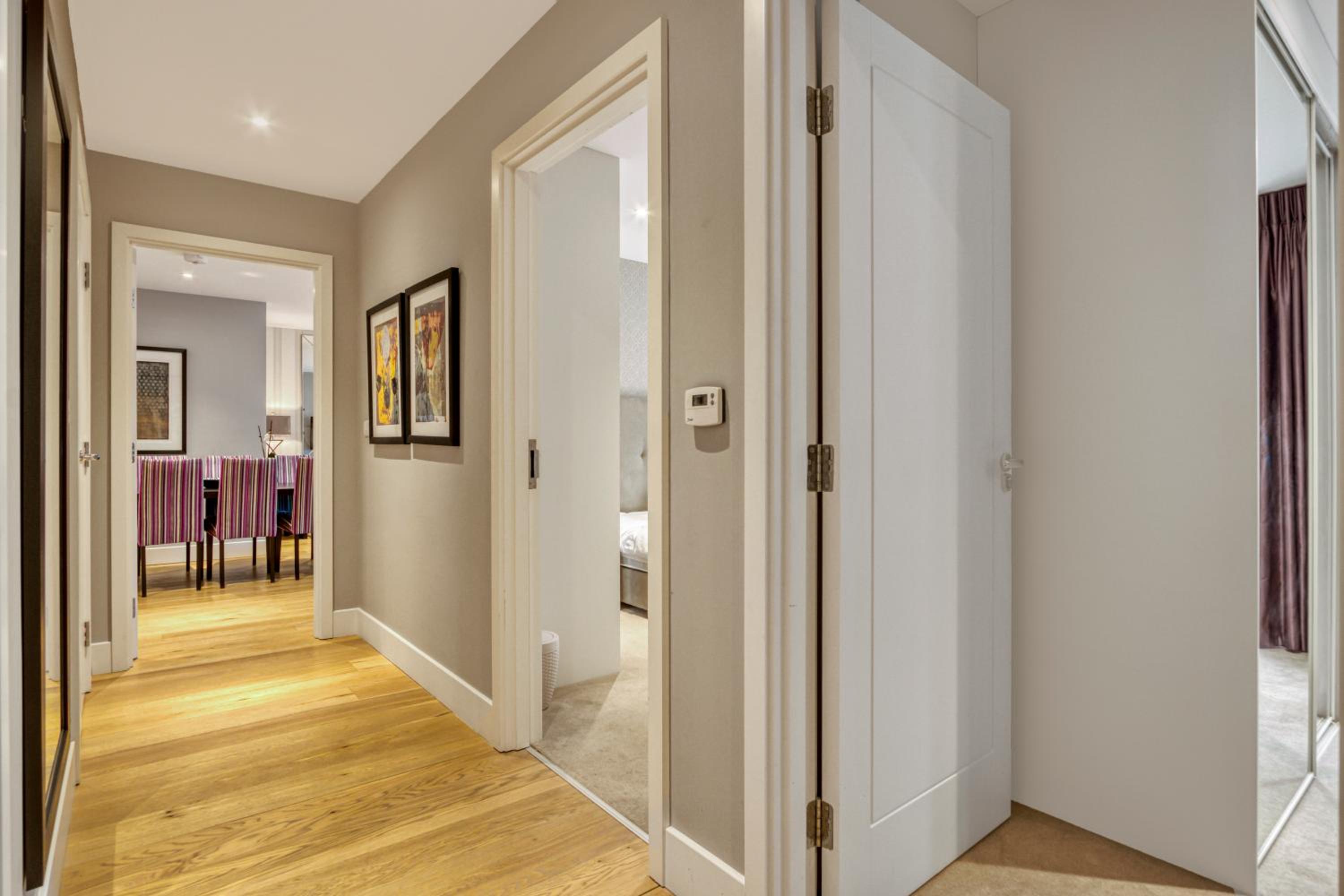 Modern 2 bedroom & 2 bathroom apartment in Fulham