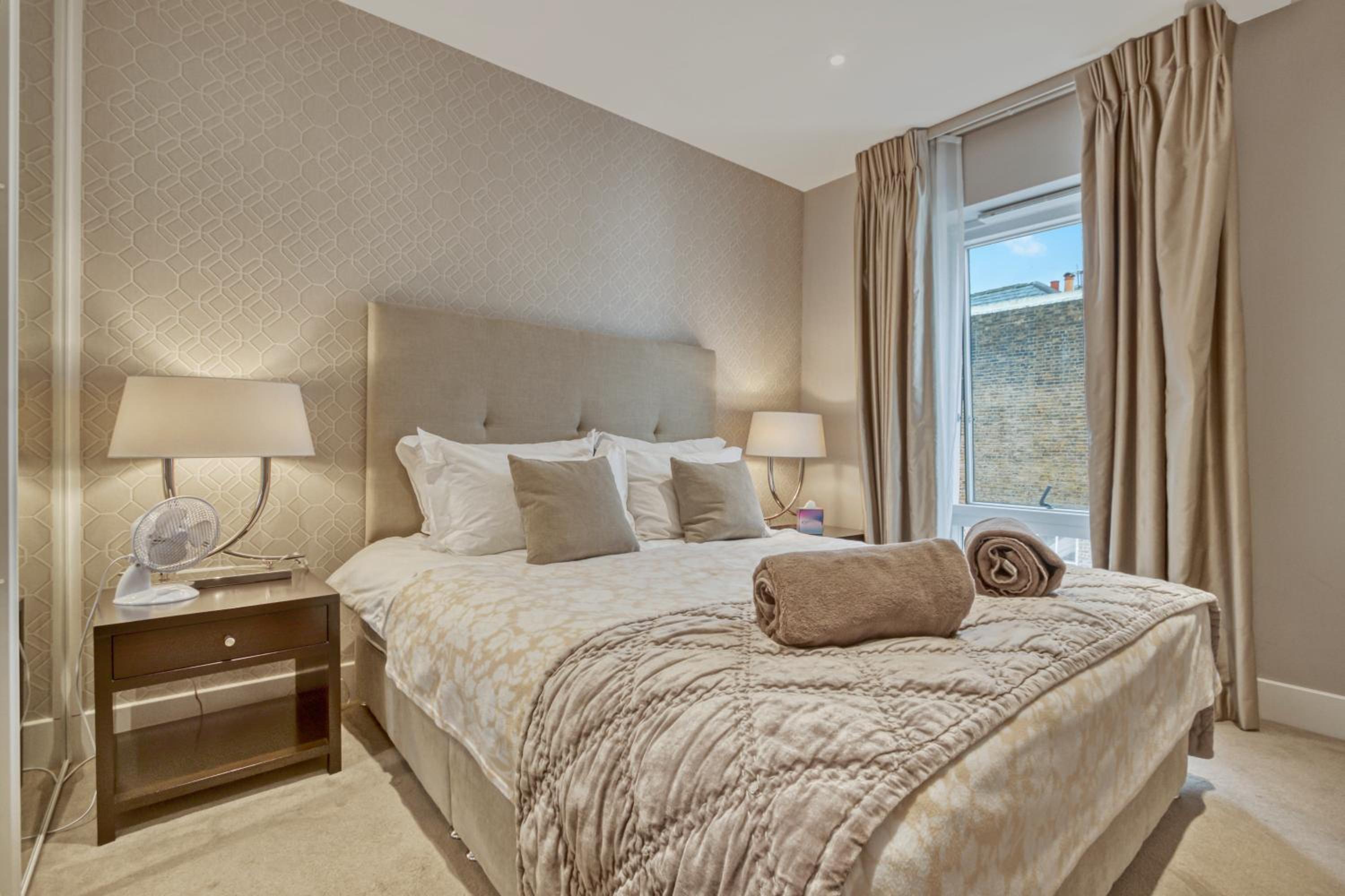 Modern 2 bedroom & 2 bathroom apartment in Fulham