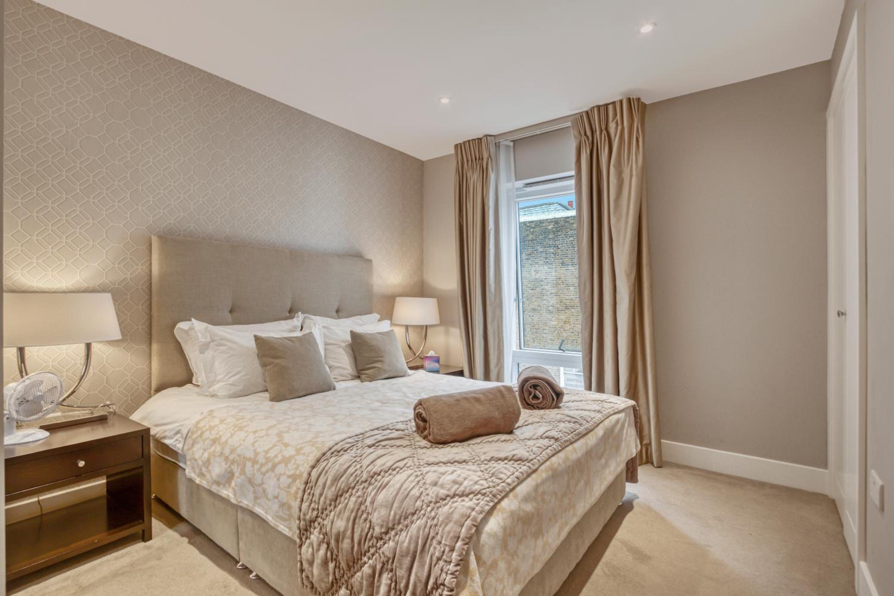 Modern 2 bedroom & 2 bathroom apartment in Fulham