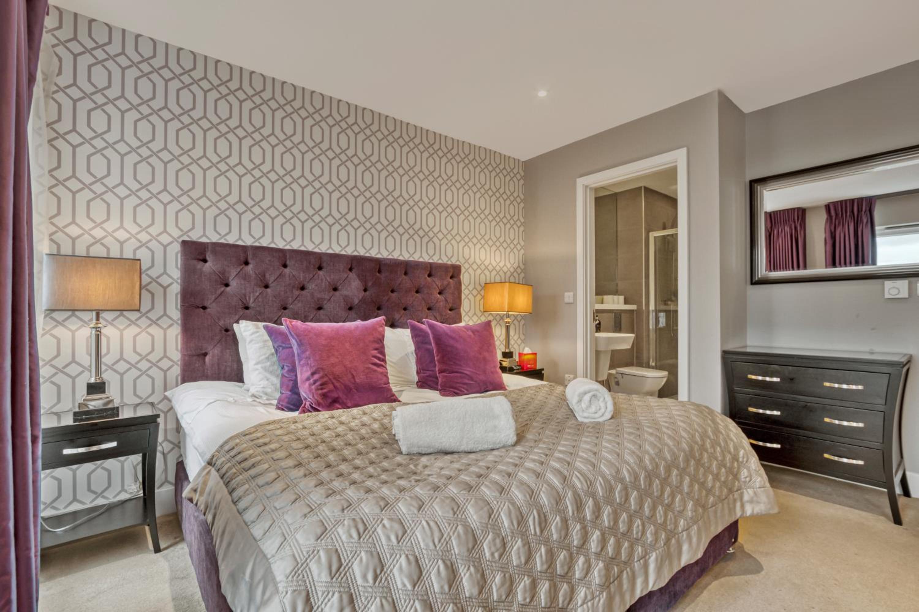 Modern 2 bedroom & 2 bathroom apartment in Fulham