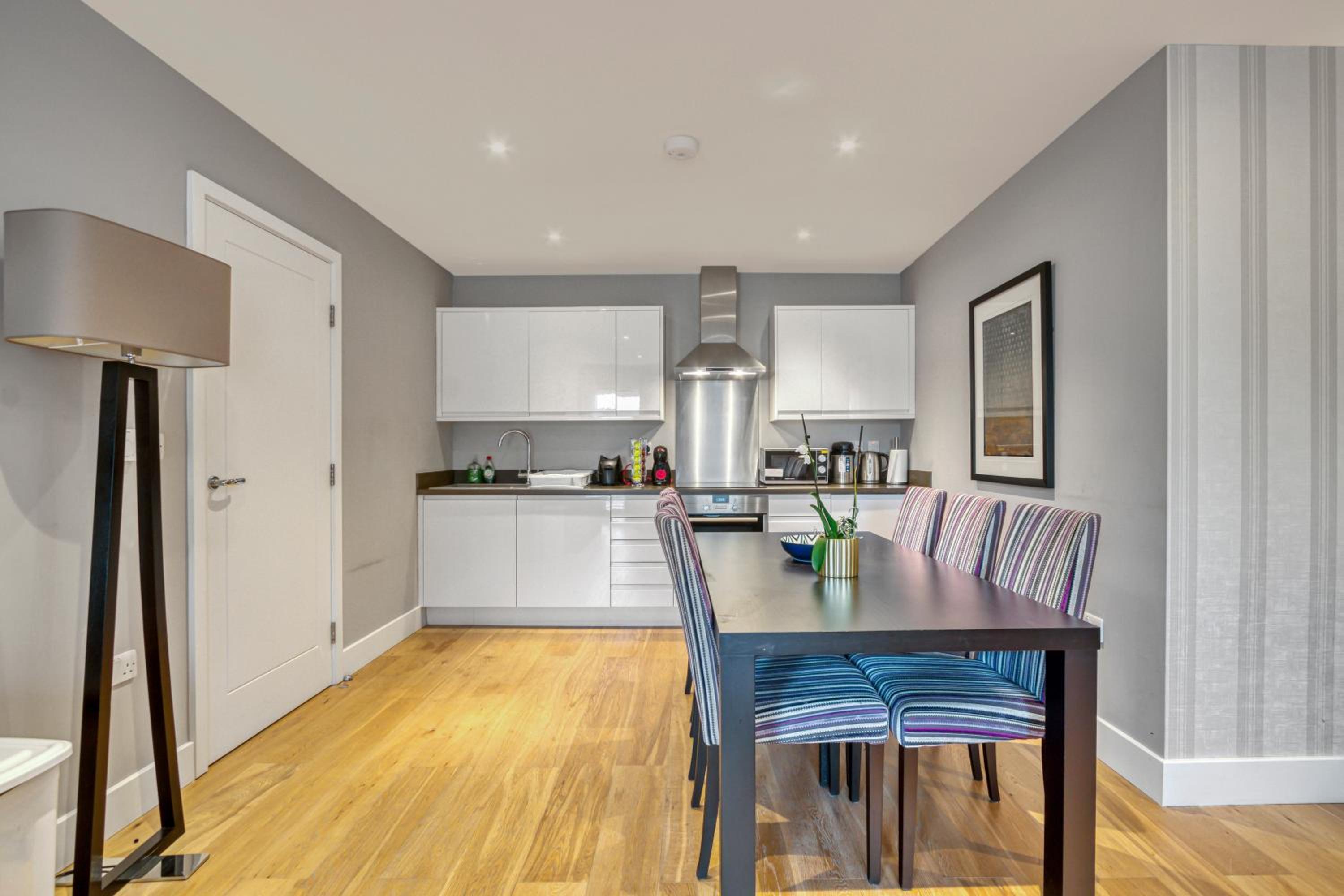 Modern 2 bedroom & 2 bathroom apartment in Fulham