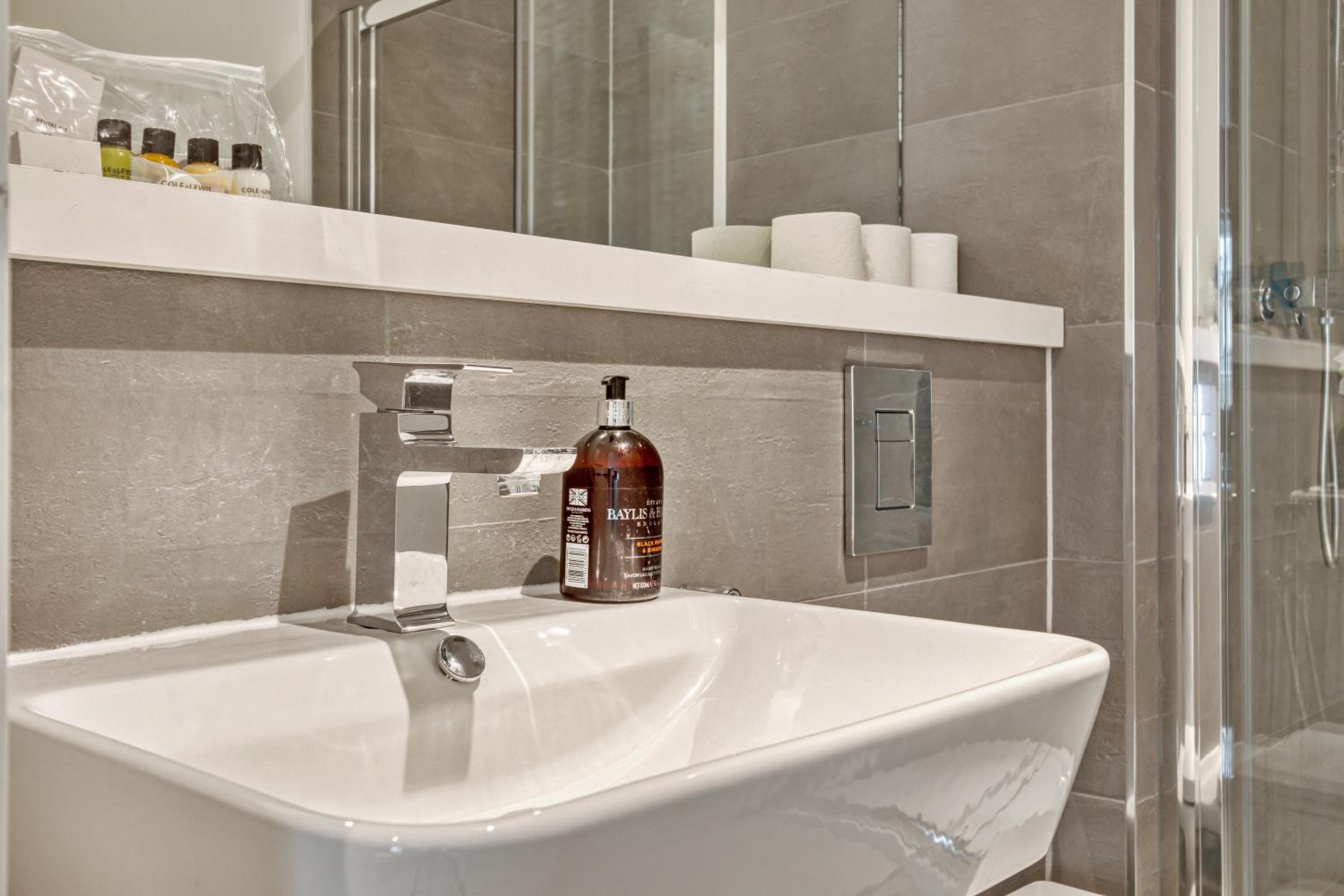 Modern 2 bedroom & 2 bathroom apartment in Fulham