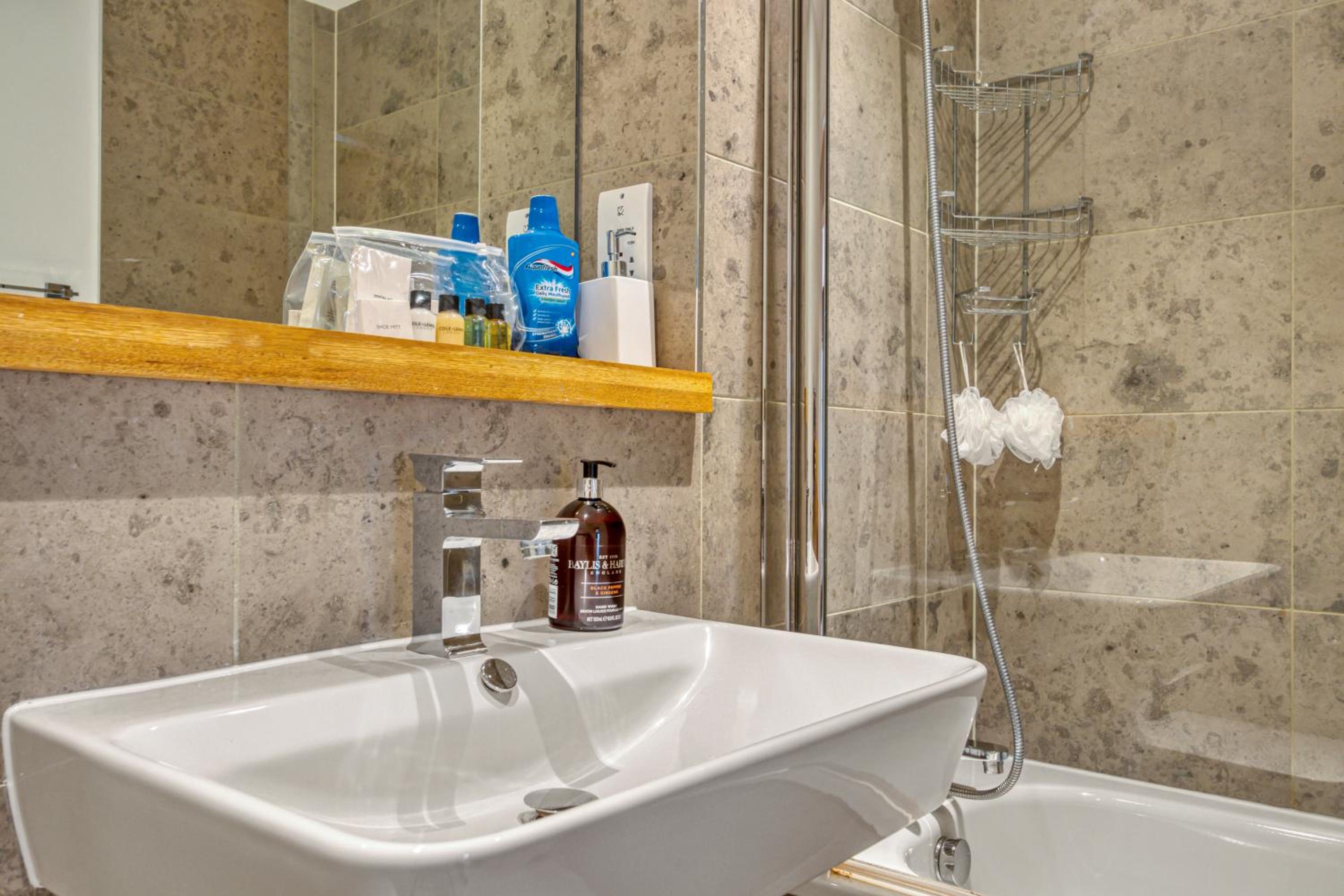 Modern 2 bedroom & 2 bathroom apartment in Fulham