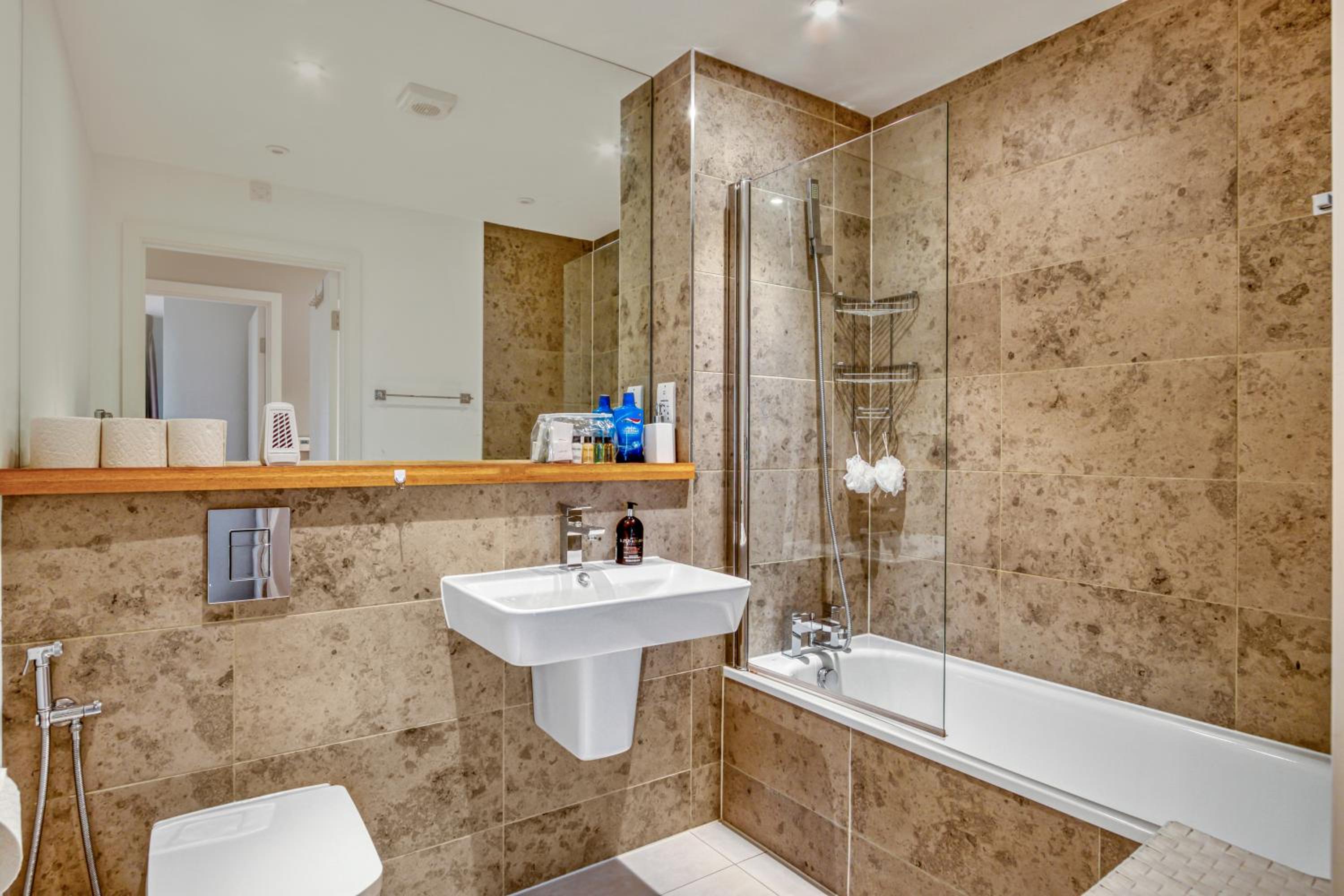 Modern 2 bedroom & 2 bathroom apartment in Fulham