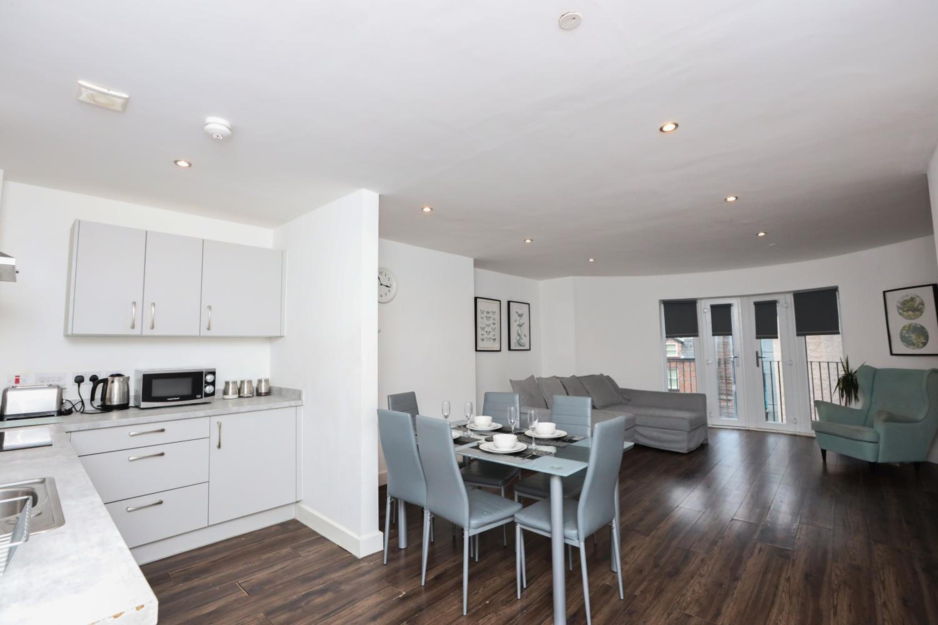 Serviced Apartments In Liverpool City Centre - L1 Boutique by Happy Days view 4