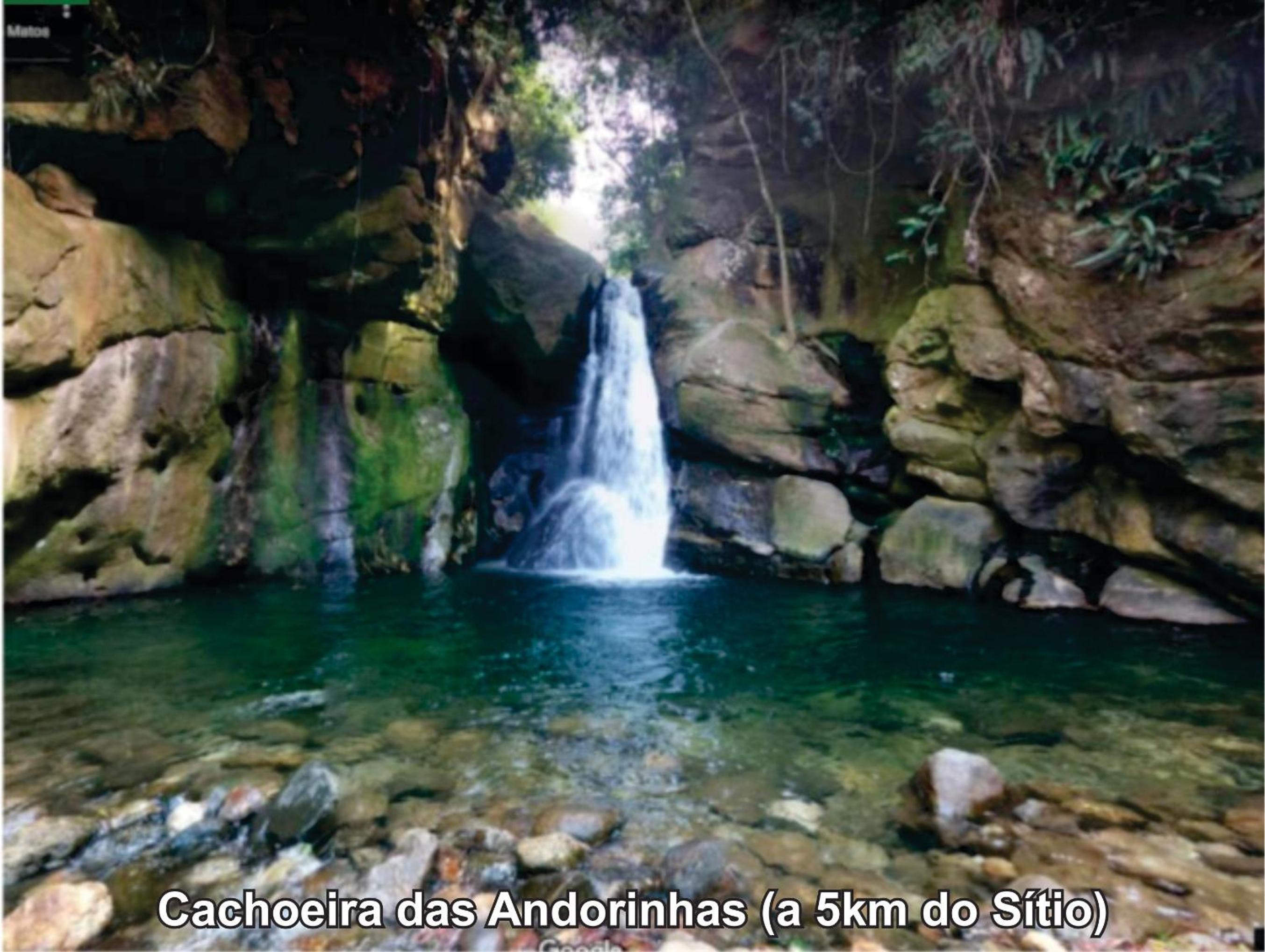 Sítio com piscina, na estrada de Aldeia Velha e rio a frente da porteira