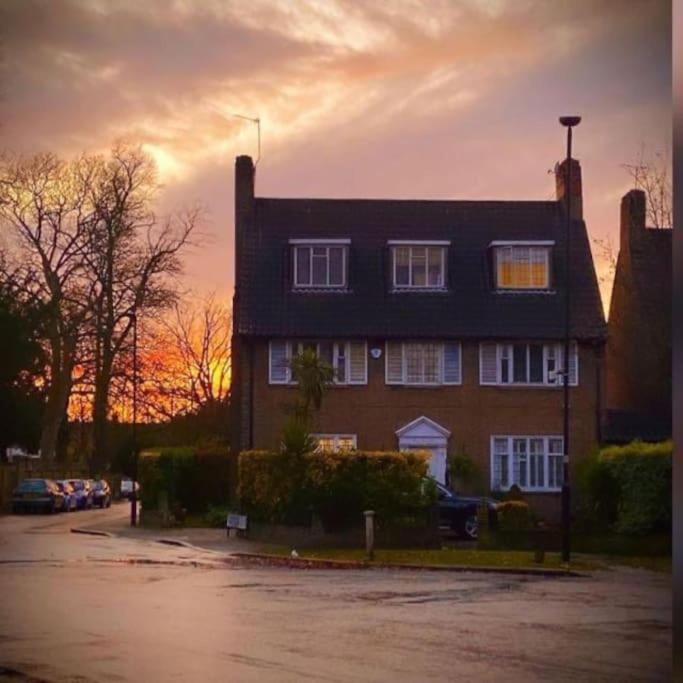 Great 5-Bedroom House in Thornton Road sleeps 14+