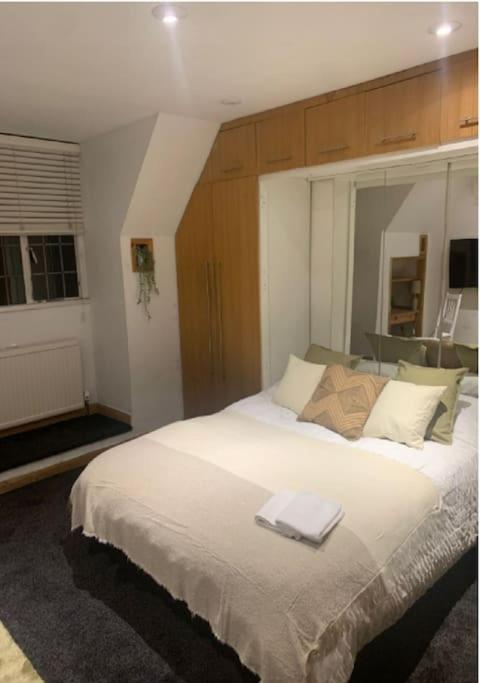 Great 5-Bedroom House in Thornton Road sleeps 14+