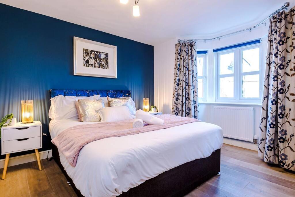 Luxury detached home in 168 Upton Grange view 4