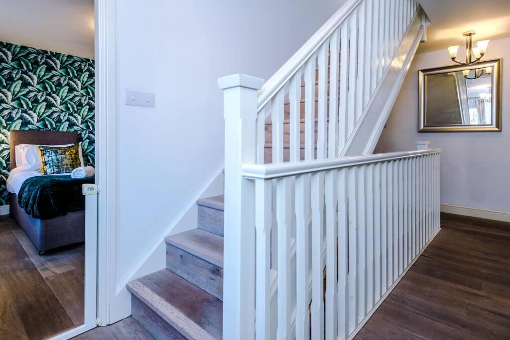 Luxury detached home in 168 Upton Grange view 2