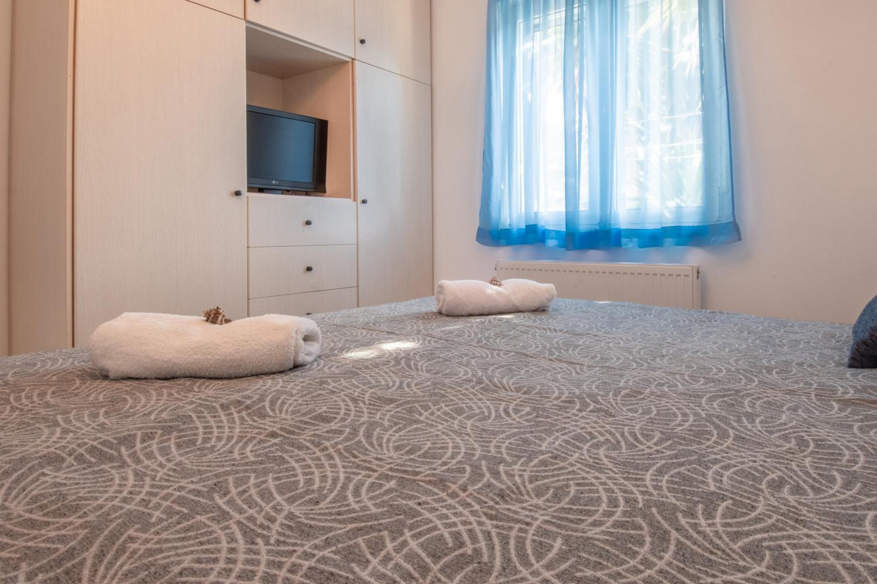 Villa Pateo IPS Plaka view 4