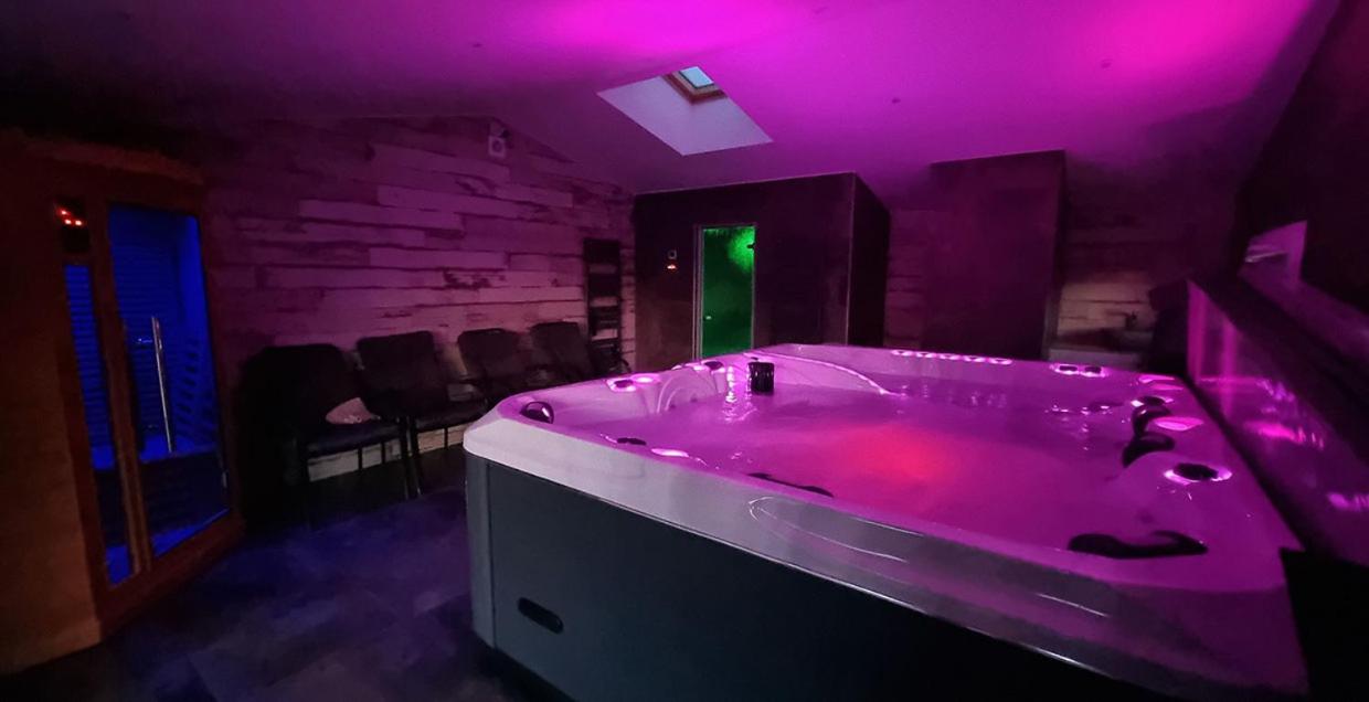 Gites de La Croisée des Chemins - Piscine Chauffée - Spa, Hammam et Sauna view 2