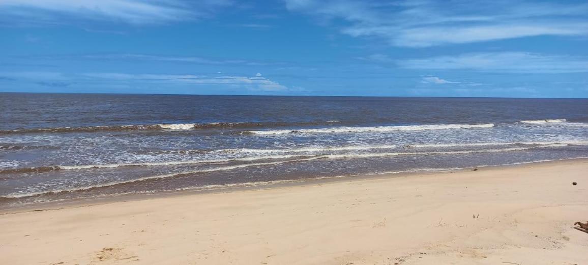 Casa com piscina e espaço gourmet a 30m da praia!