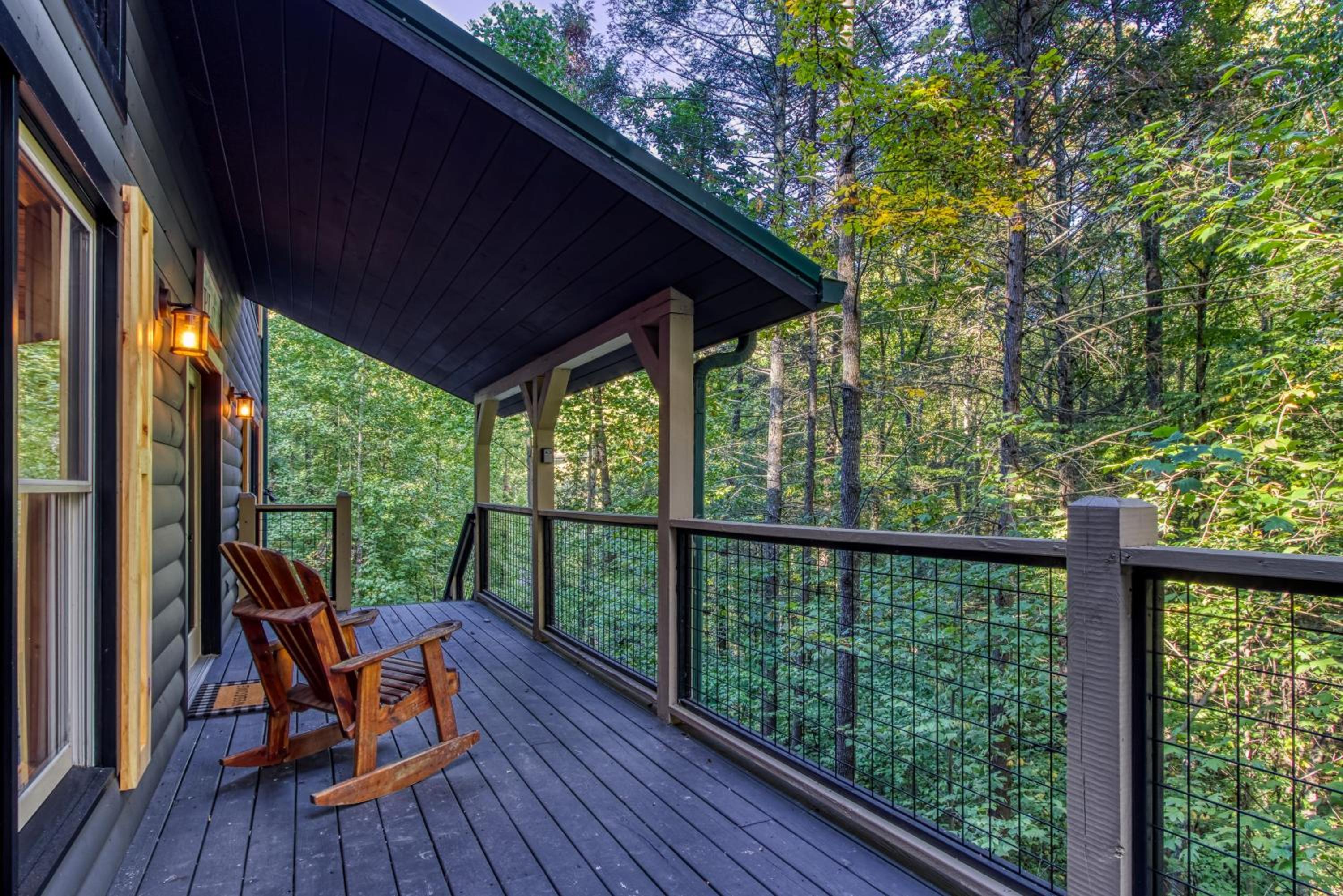 Bear Britches, Luxury Cabin, Theater Room, Hot Tub, WIFI!!!