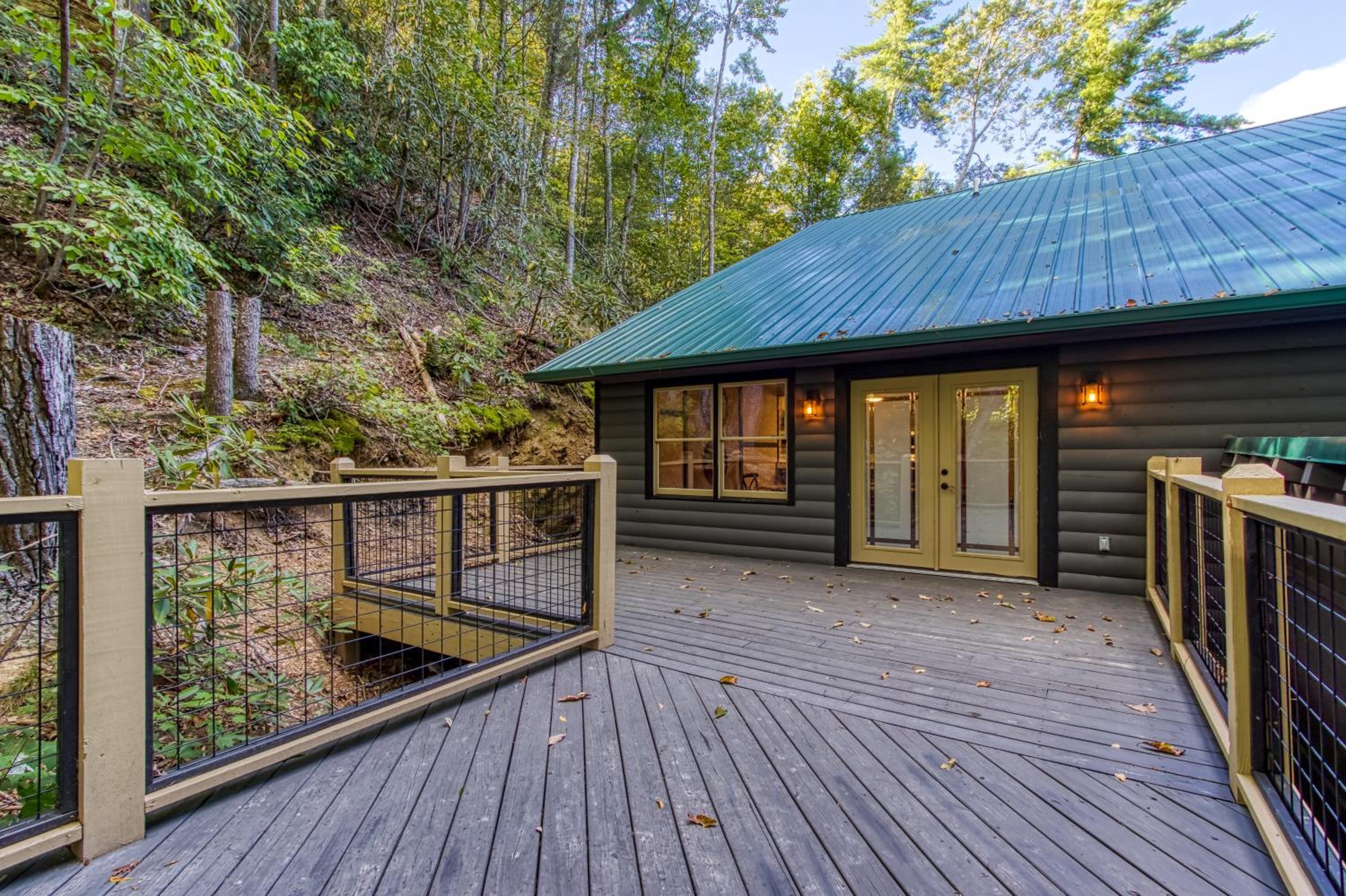 Bear Britches, Luxury Cabin, Theater Room, Hot Tub, WIFI!!!