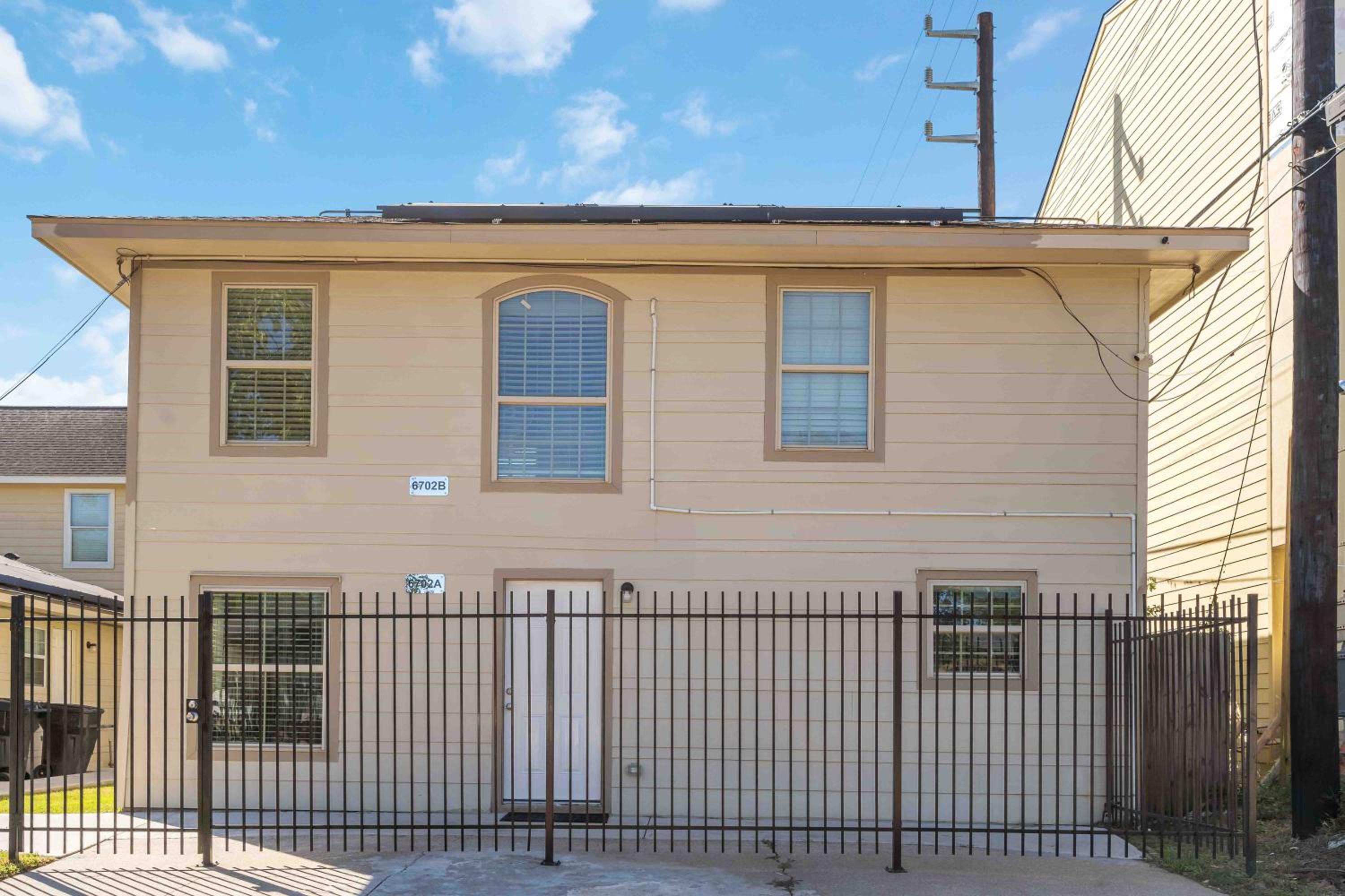 Stunning & Vibrant APT 7 Min From TX Med Center view 2