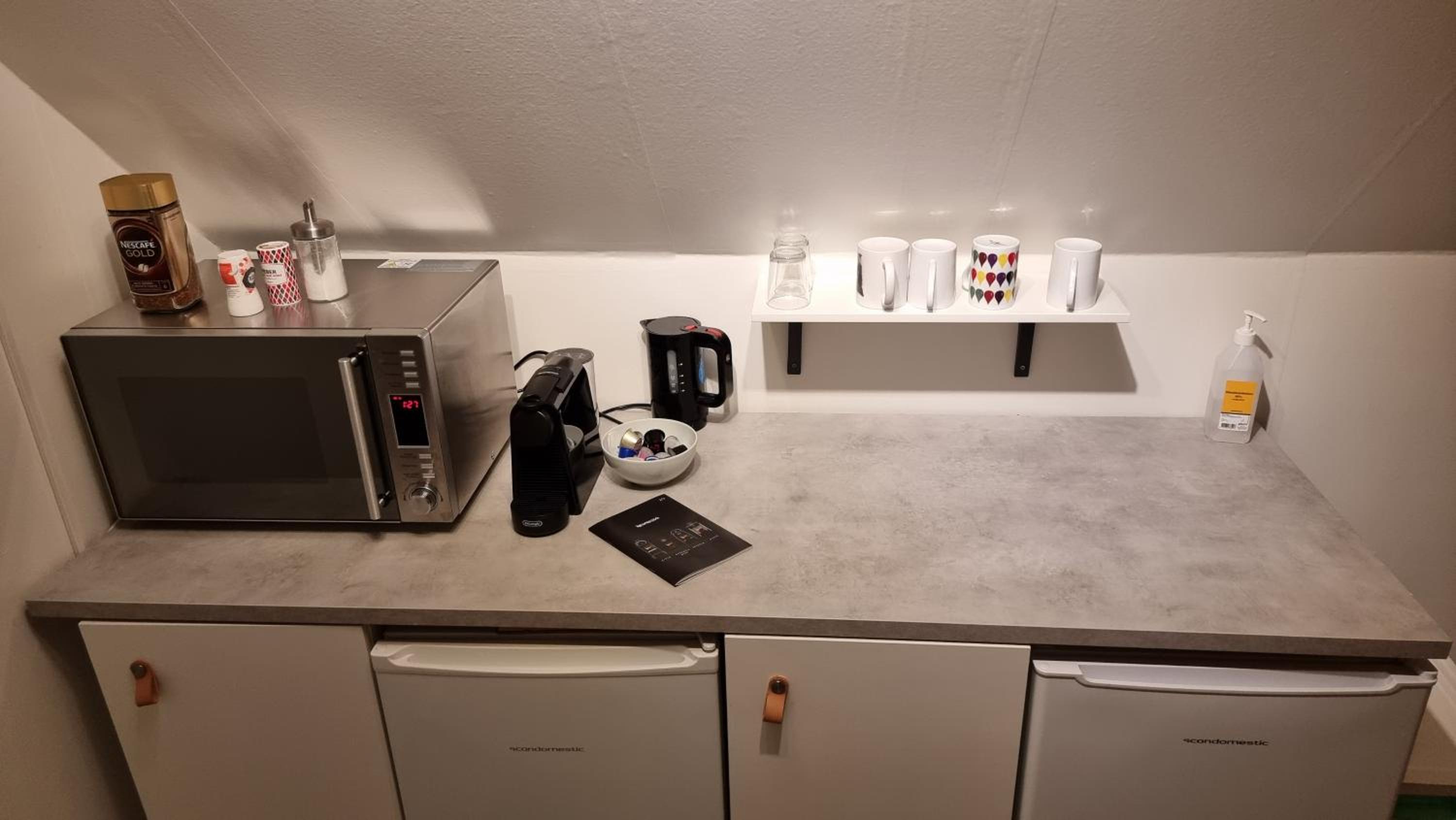 Værelse, tv-stue og spiserum uden vand, ikke køkken, på første sal , eget badeværelse i stueetagen view 5