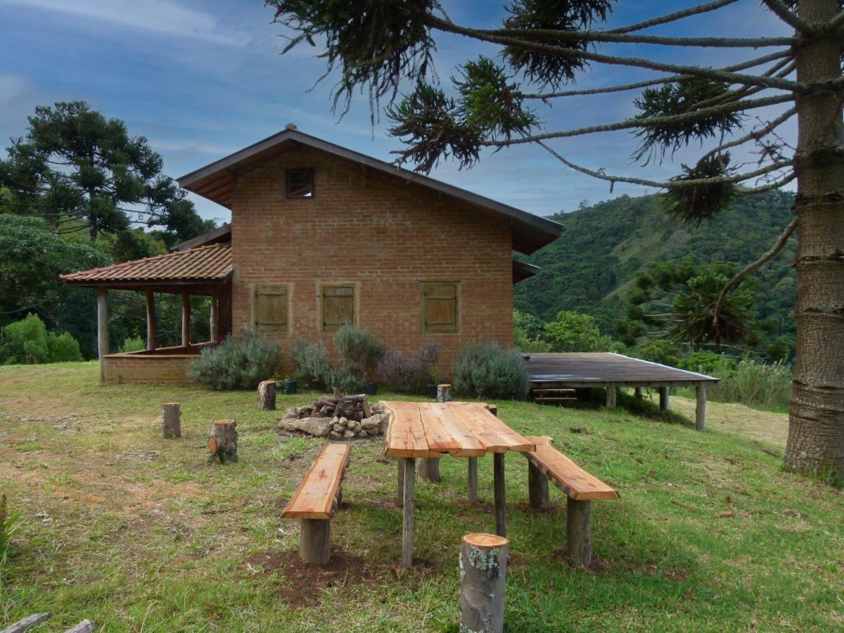 Casa ecológica na montanha com vista para o vale