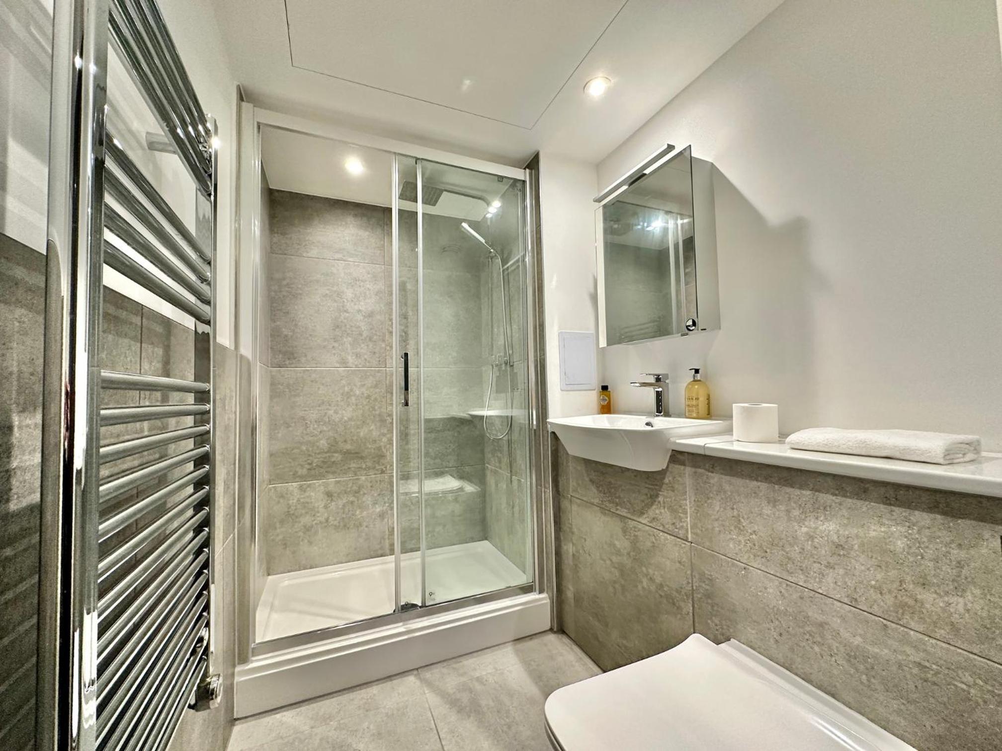 Coates House by Guestz
