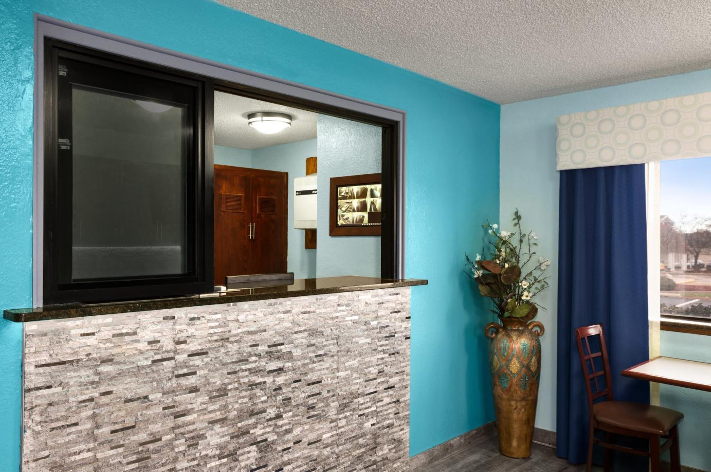 Travelodge by Wyndham Battle Creek view 3