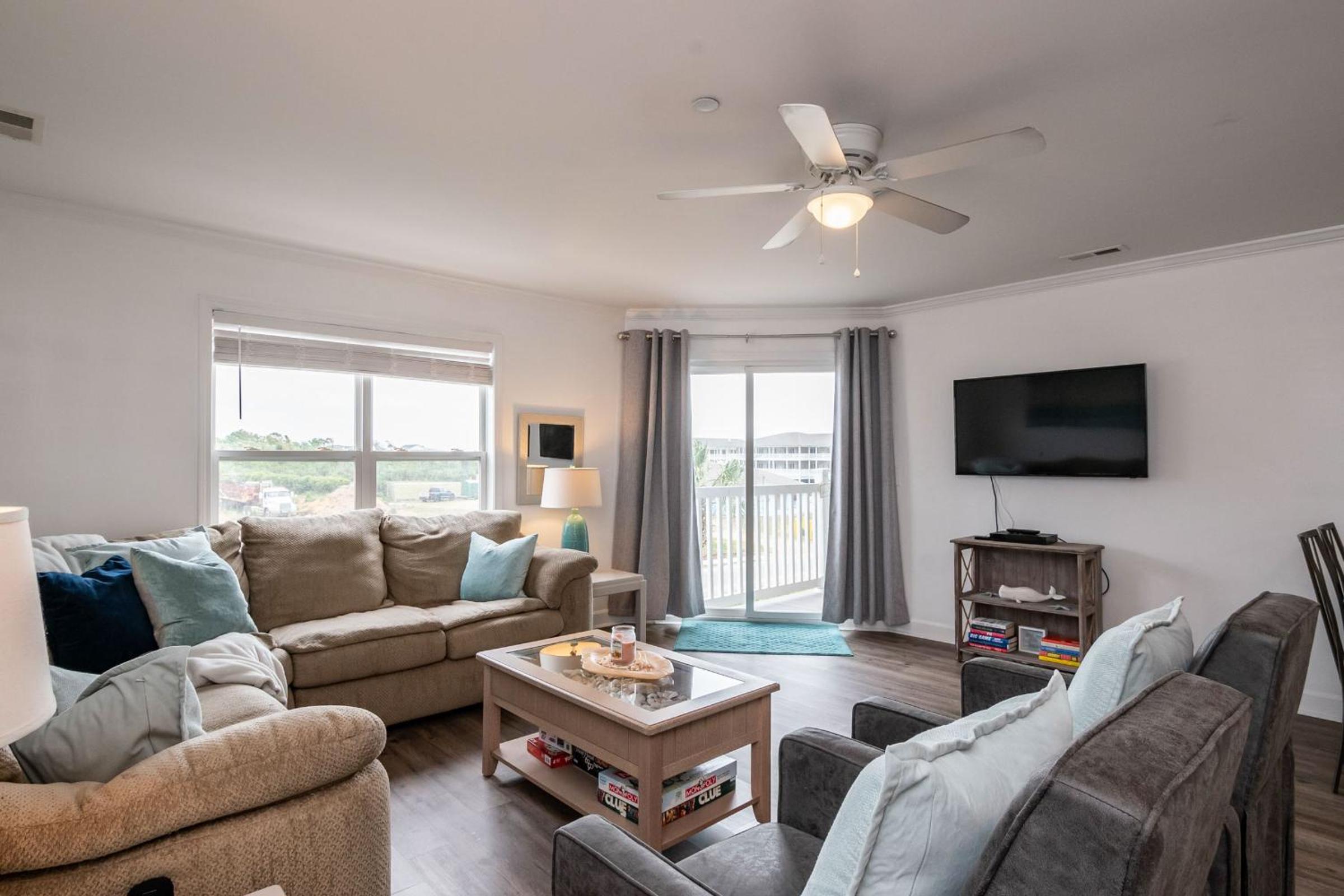 Tres Pajaritos by Oak Island Accommodations