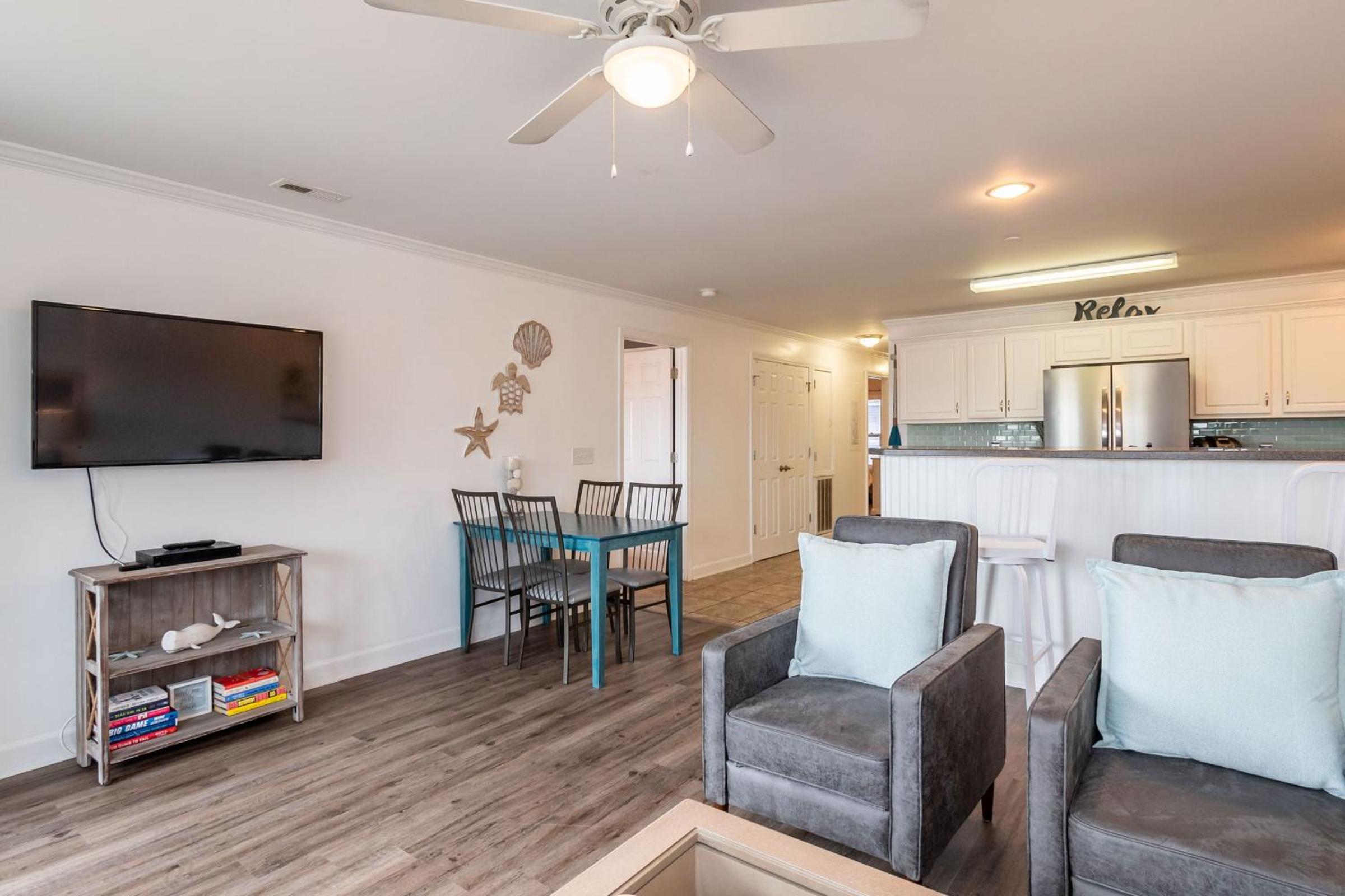 Tres Pajaritos by Oak Island Accommodations