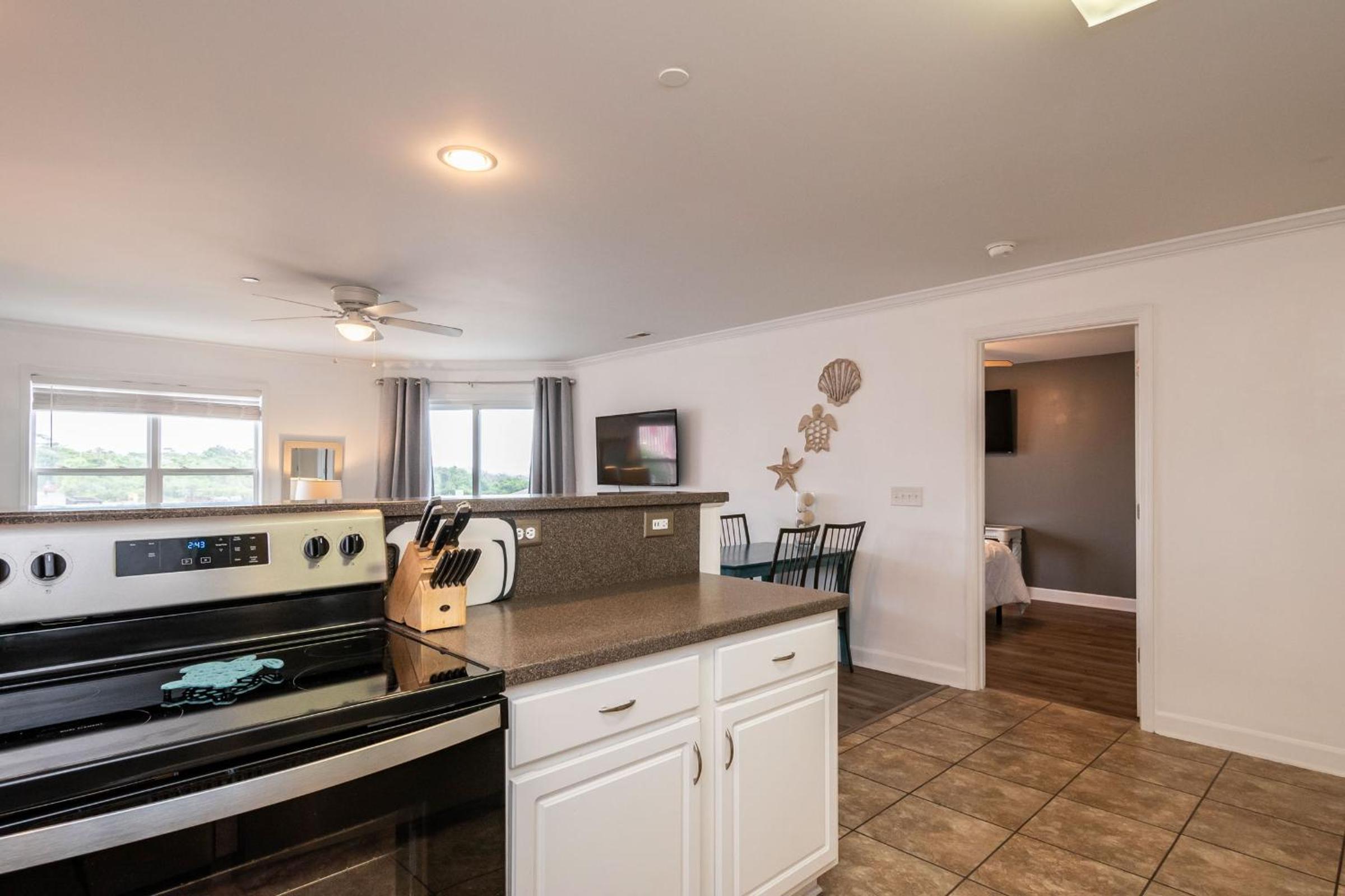Tres Pajaritos by Oak Island Accommodations