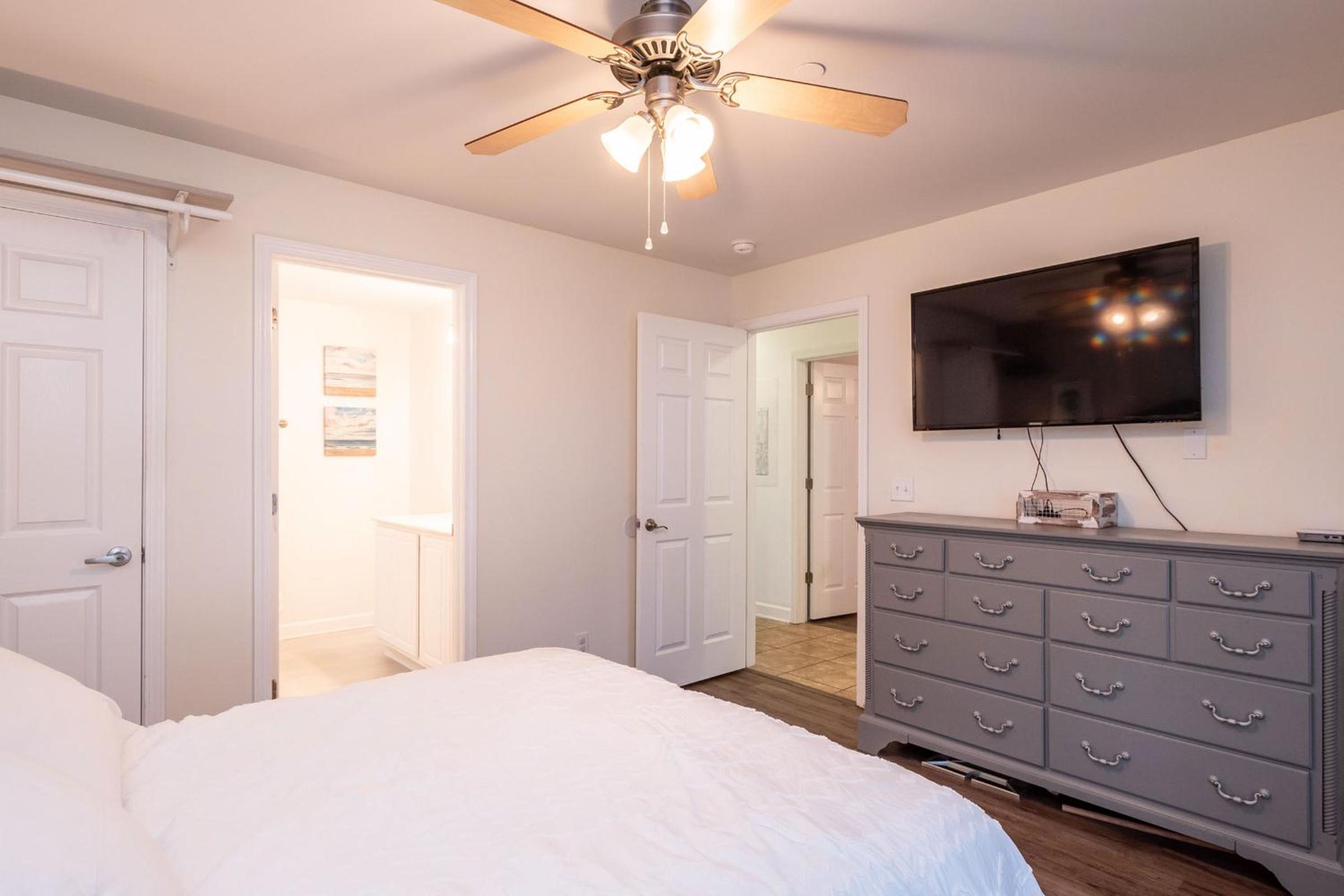 Tres Pajaritos by Oak Island Accommodations