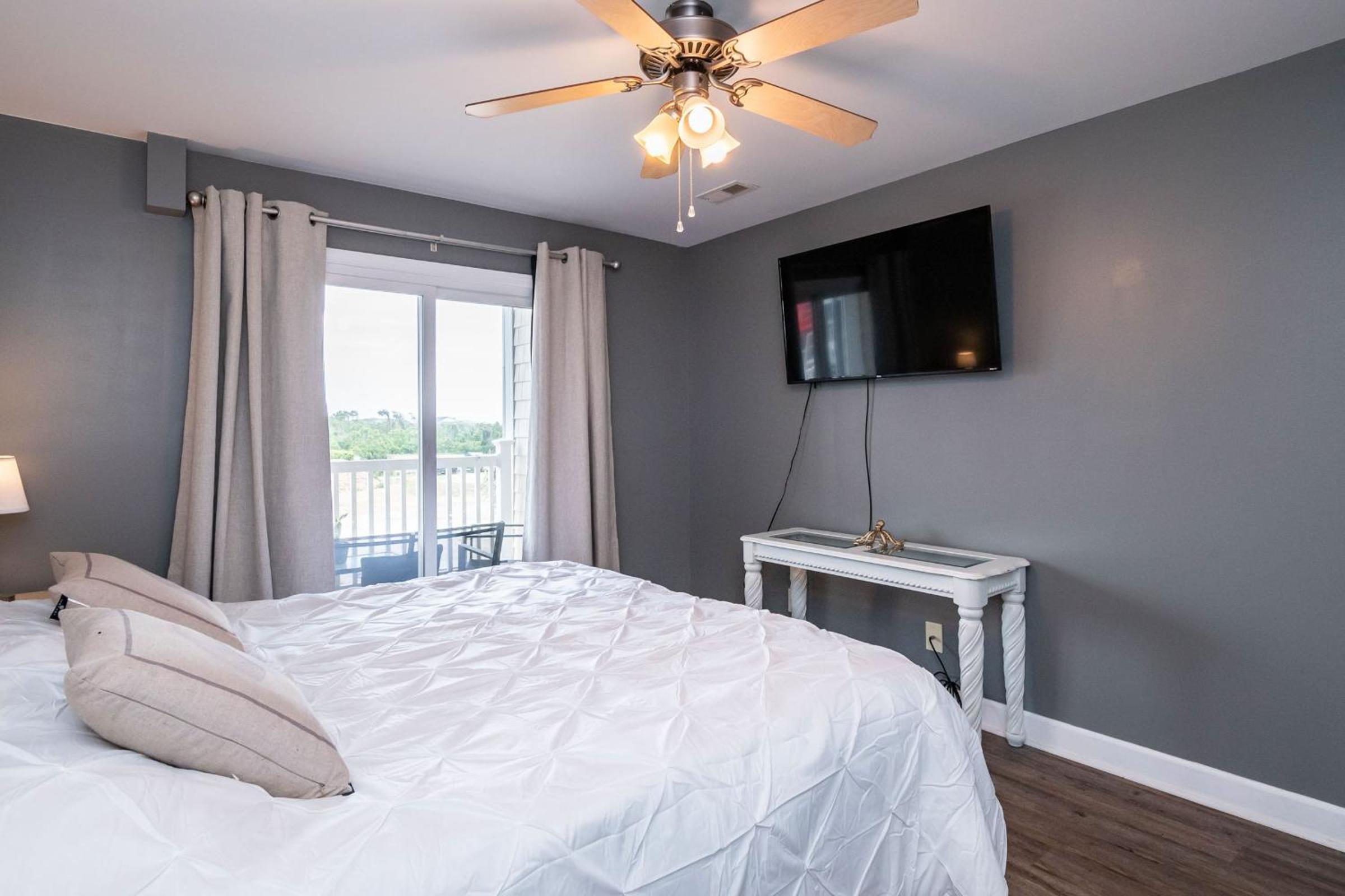 Tres Pajaritos by Oak Island Accommodations