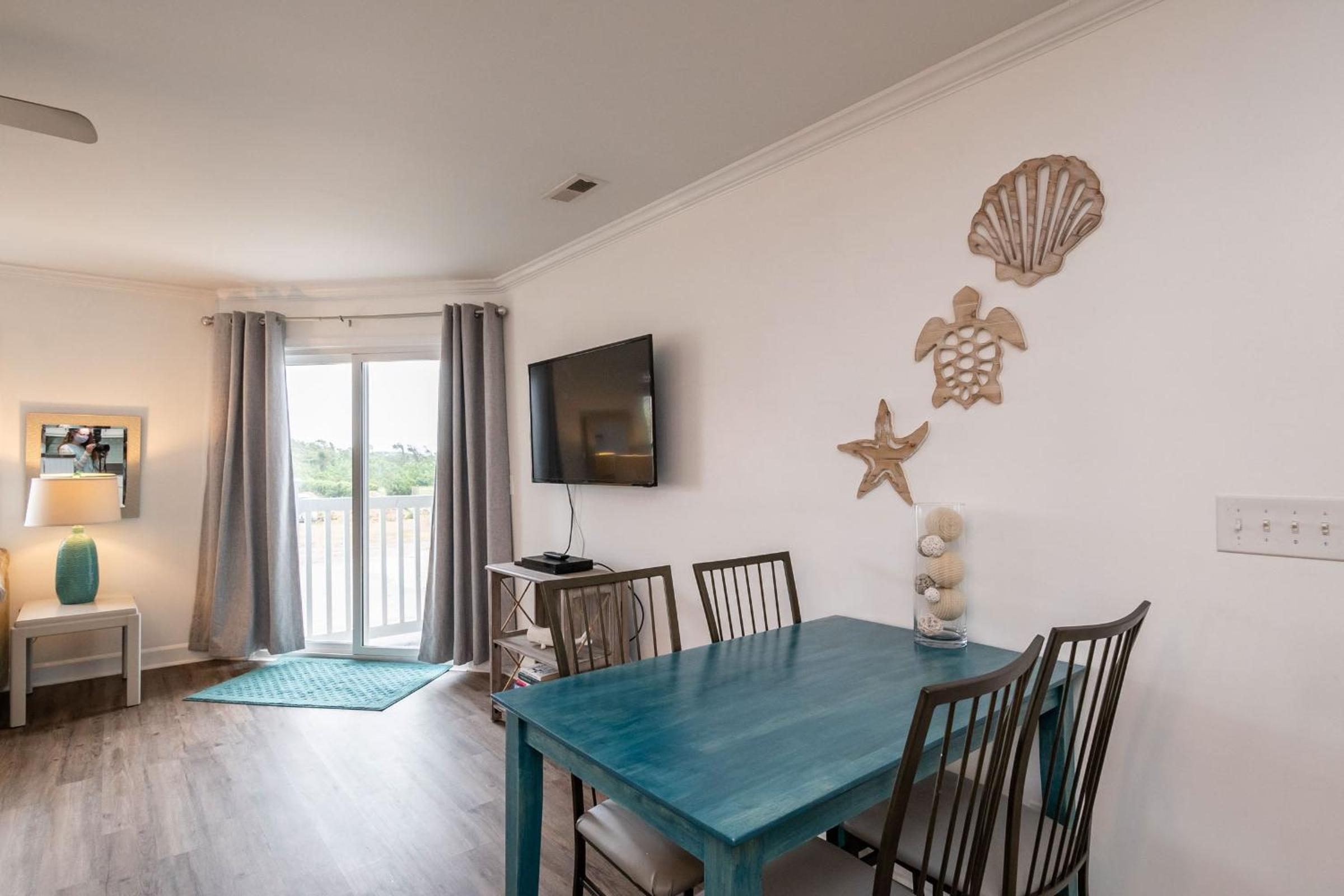 Tres Pajaritos by Oak Island Accommodations