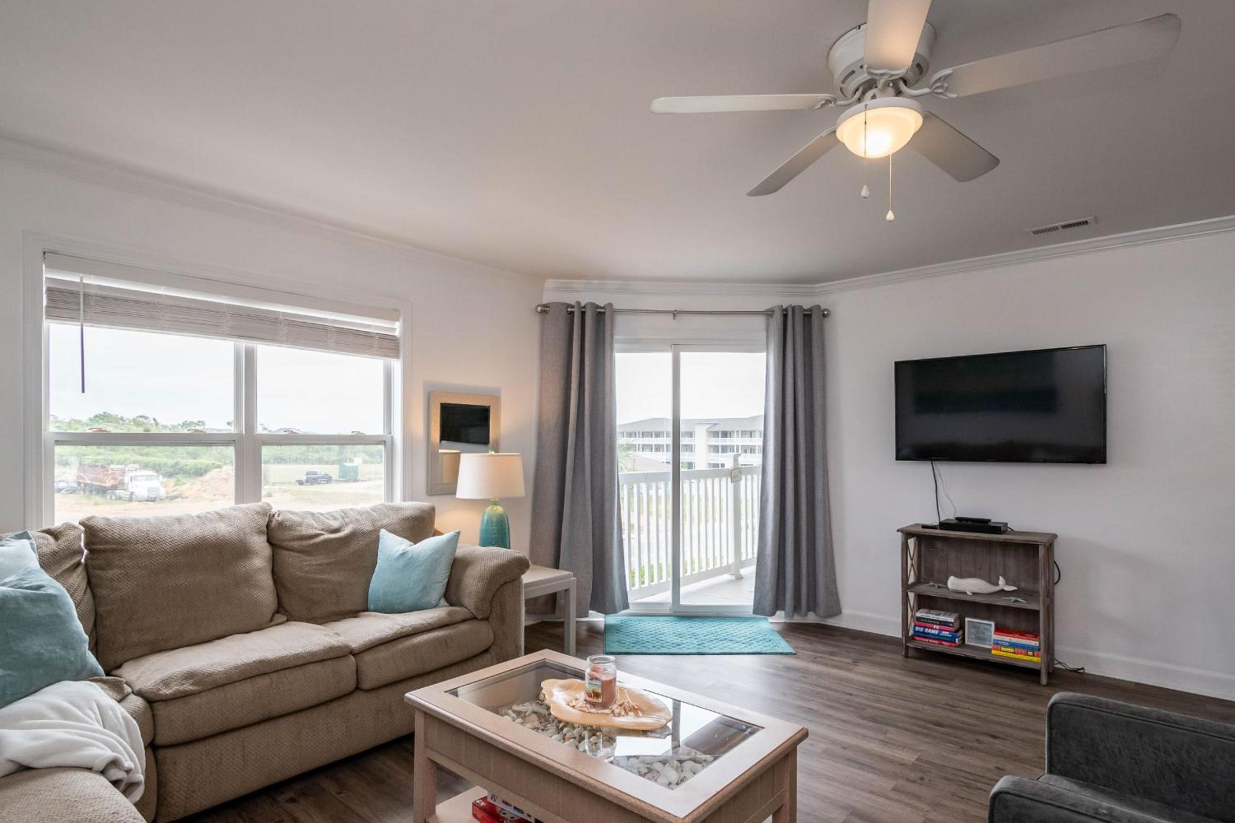 Tres Pajaritos by Oak Island Accommodations