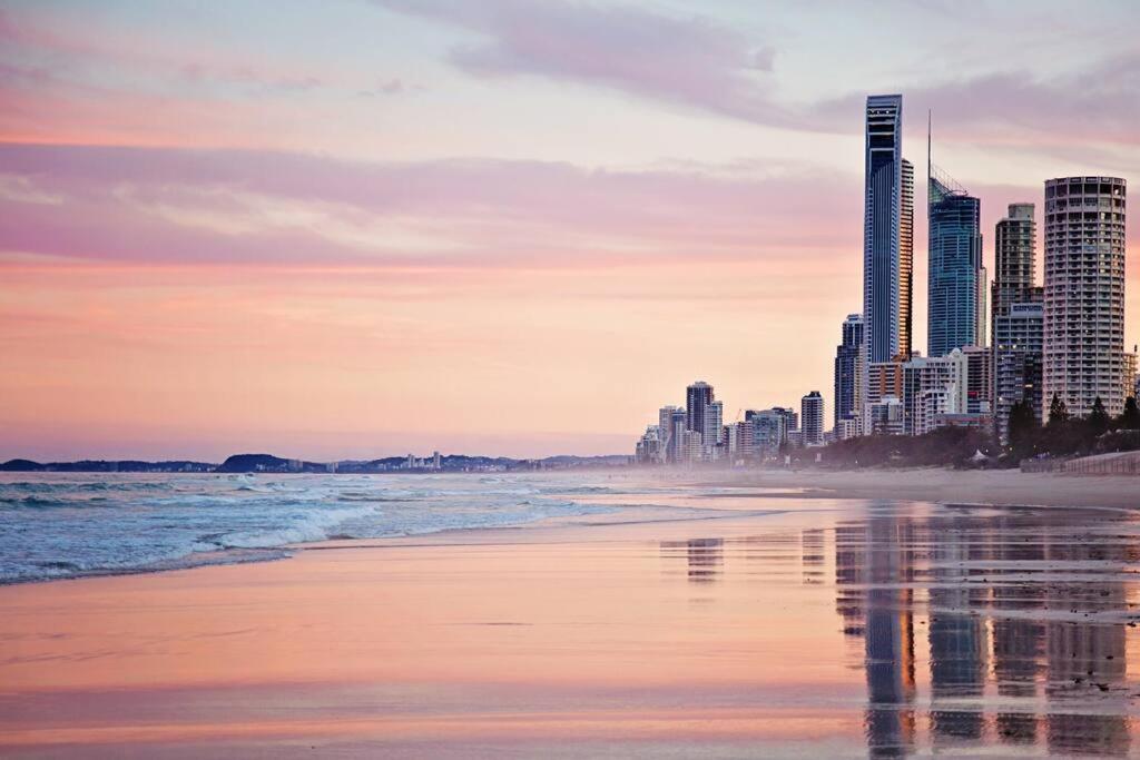 Spectacular 19th Floor Apartment in Heart of Surfers Paradise