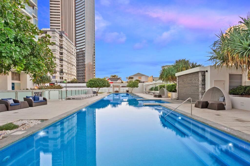 Spectacular 19th Floor Apartment in Heart of Surfers Paradise