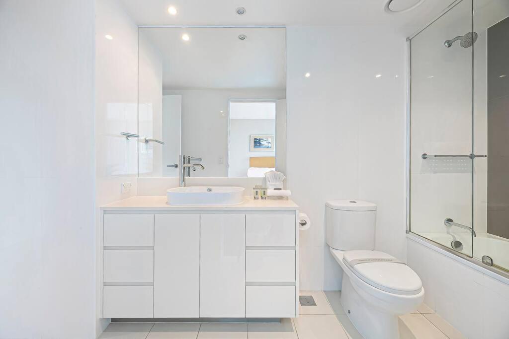 Spectacular 19th Floor Apartment in Heart of Surfers Paradise