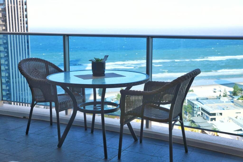 Spectacular 19th Floor Apartment in Heart of Surfers Paradise