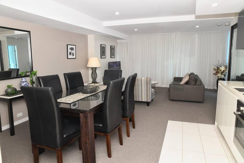 Spectacular 19th Floor Apartment in Heart of Surfers Paradise