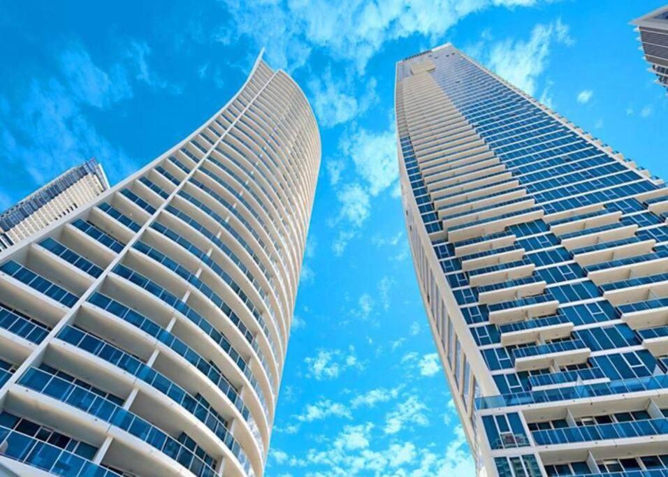 Spectacular 19th Floor Apartment in Heart of Surfers Paradise