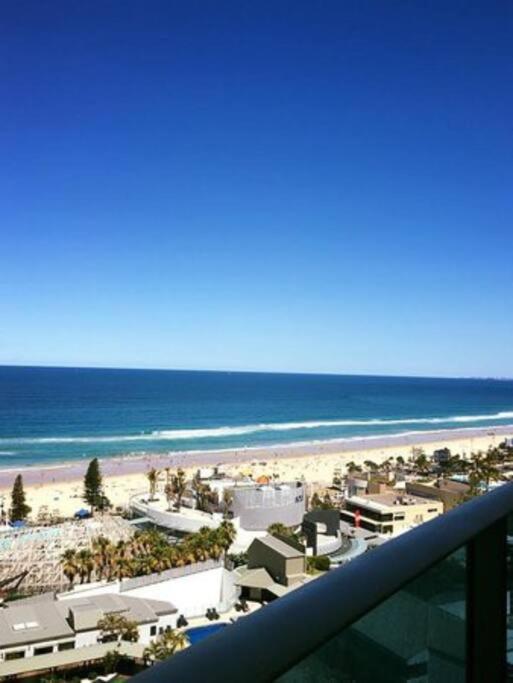 Spectacular 19th Floor Apartment in Heart of Surfers Paradise