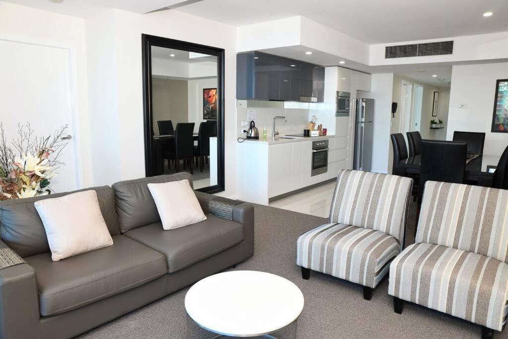 Spectacular 19th Floor Apartment in Heart of Surfers Paradise