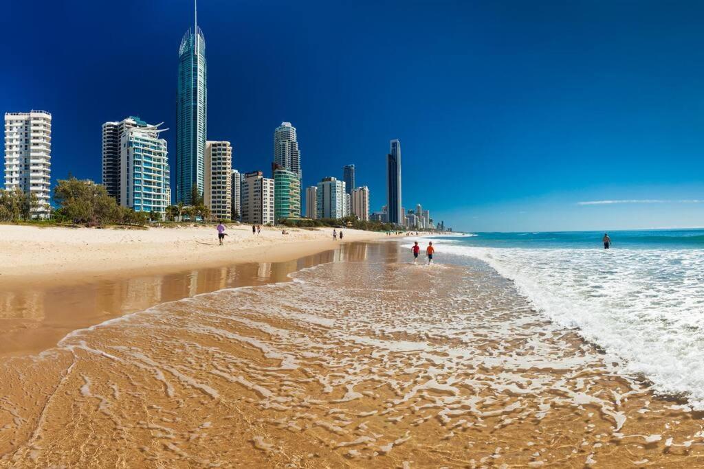 Spectacular 19th Floor Apartment in Heart of Surfers Paradise