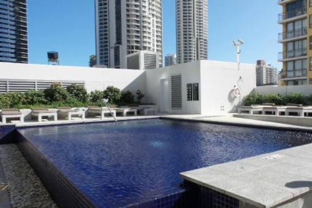 Spectacular 19th Floor Apartment in Heart of Surfers Paradise